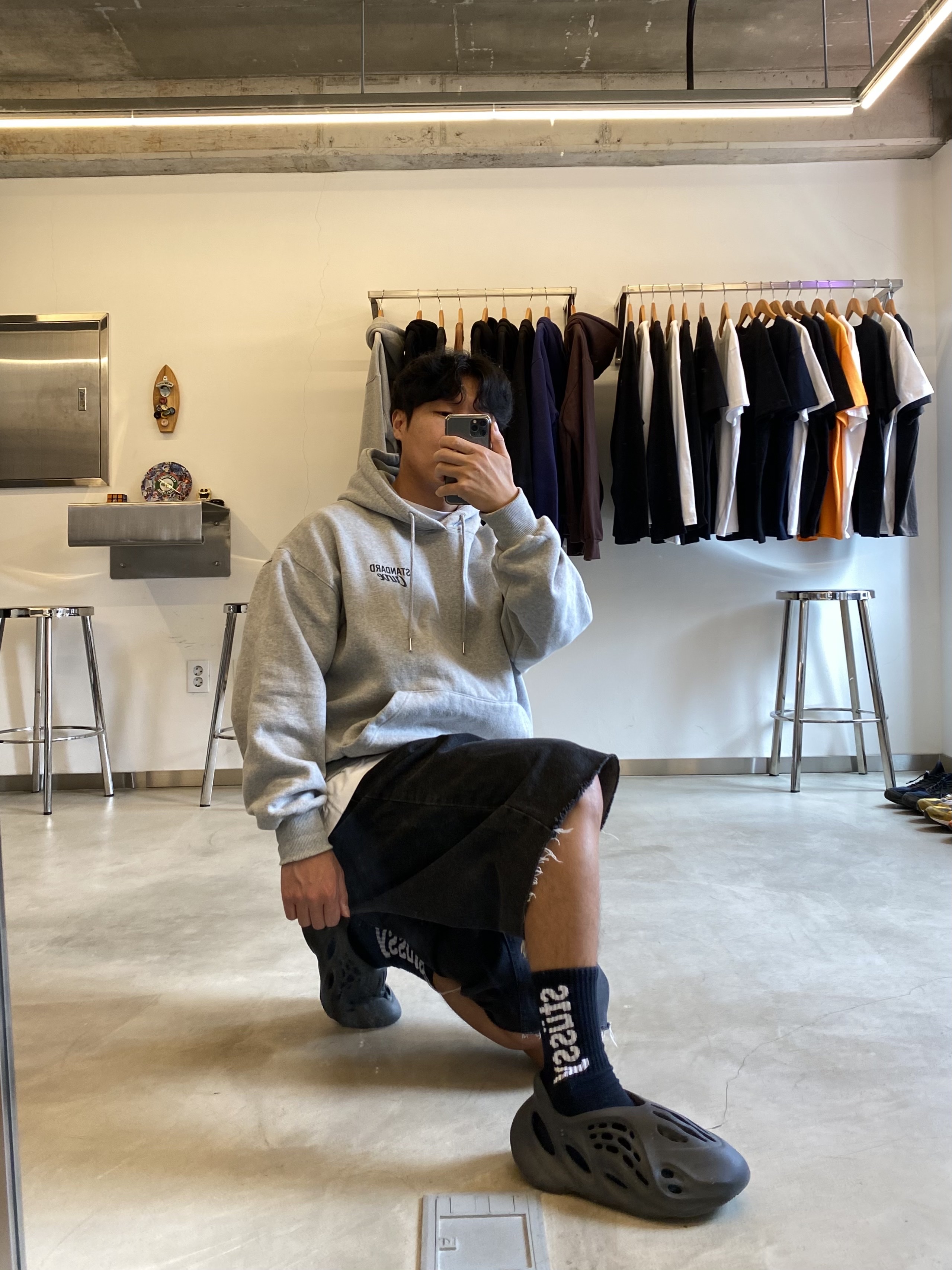 Adidas Yeezy Foam RNNR Onyx, Stussy Helvetica Jacquard Crew Socks Black 착용 스타일 - 2