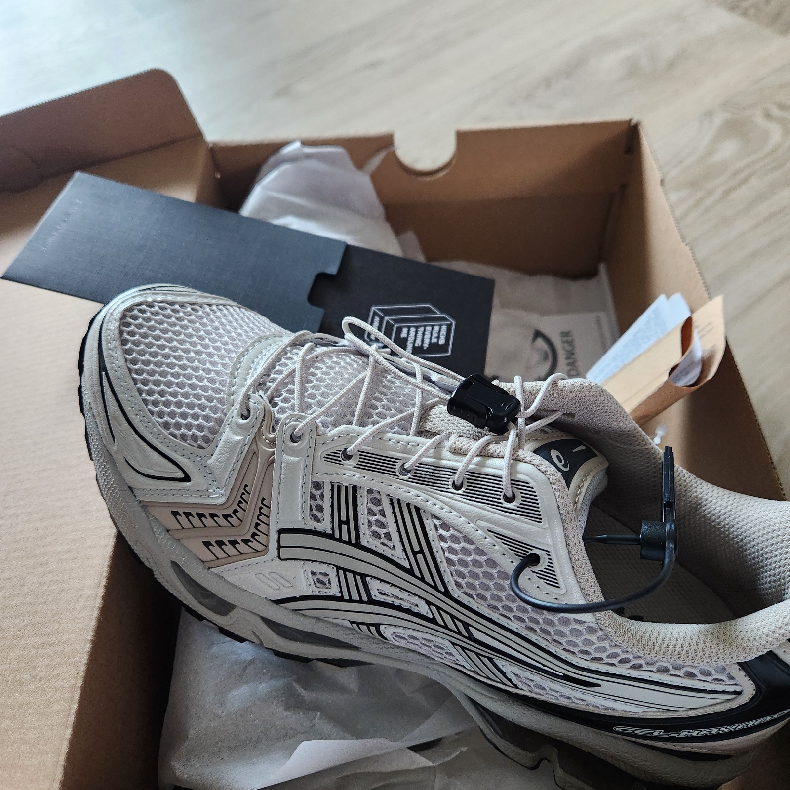 Asics Unlimited Gel-Kayano 14 Smoke Grey 착용 스타일