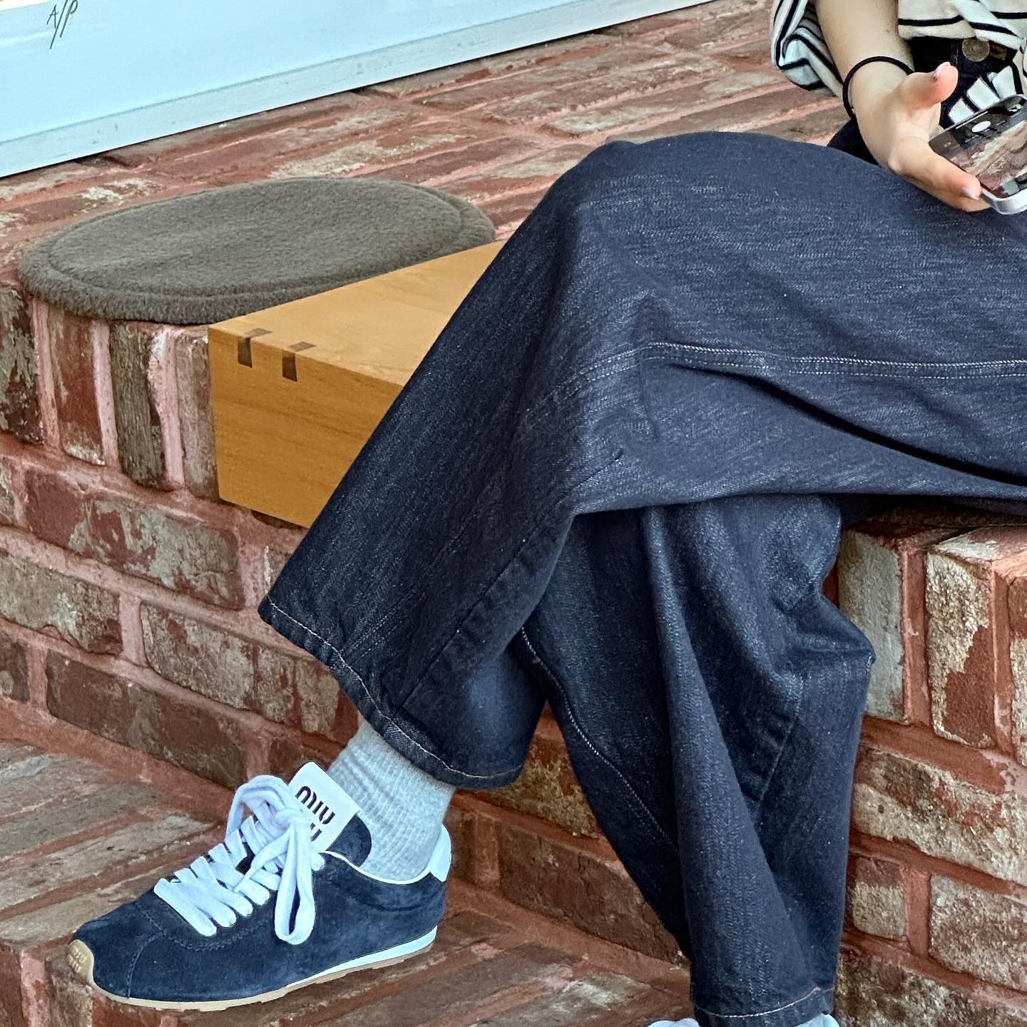 En Or Women Curved Wide Denim Pants White 착용 스타일