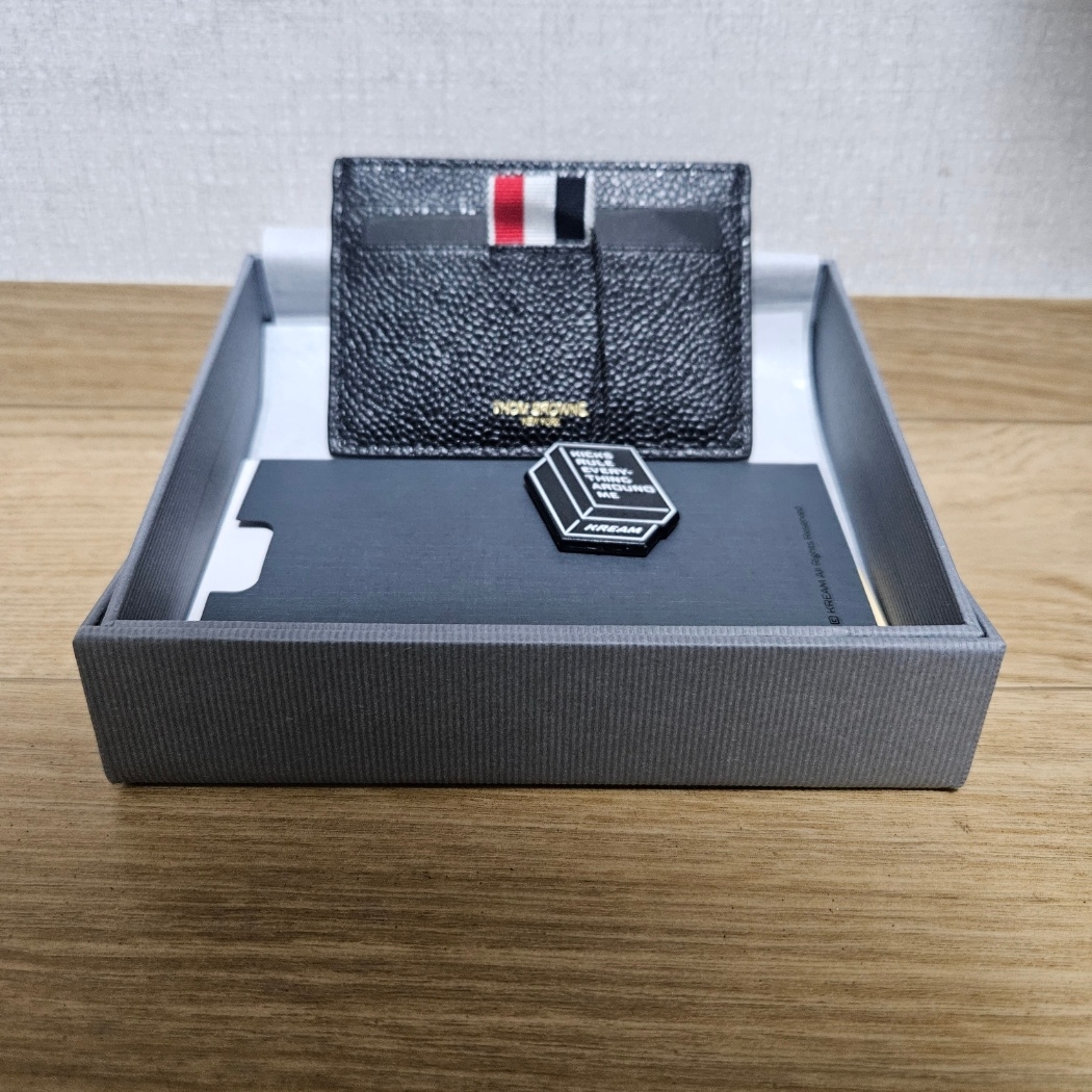 Thom Browne Pebble Grain Leather Stripe Single Card Holder Black 착용 스타일