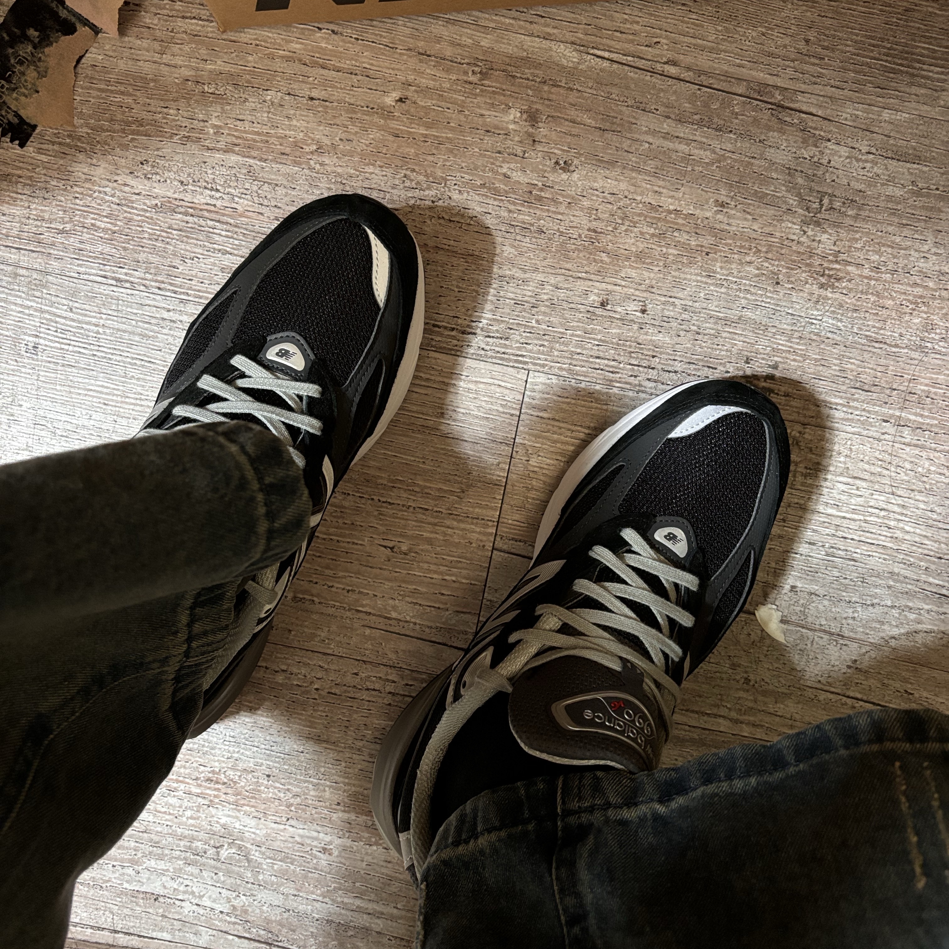 New Balance 990v6 Made in USA Black White 착용 스타일 - 1
