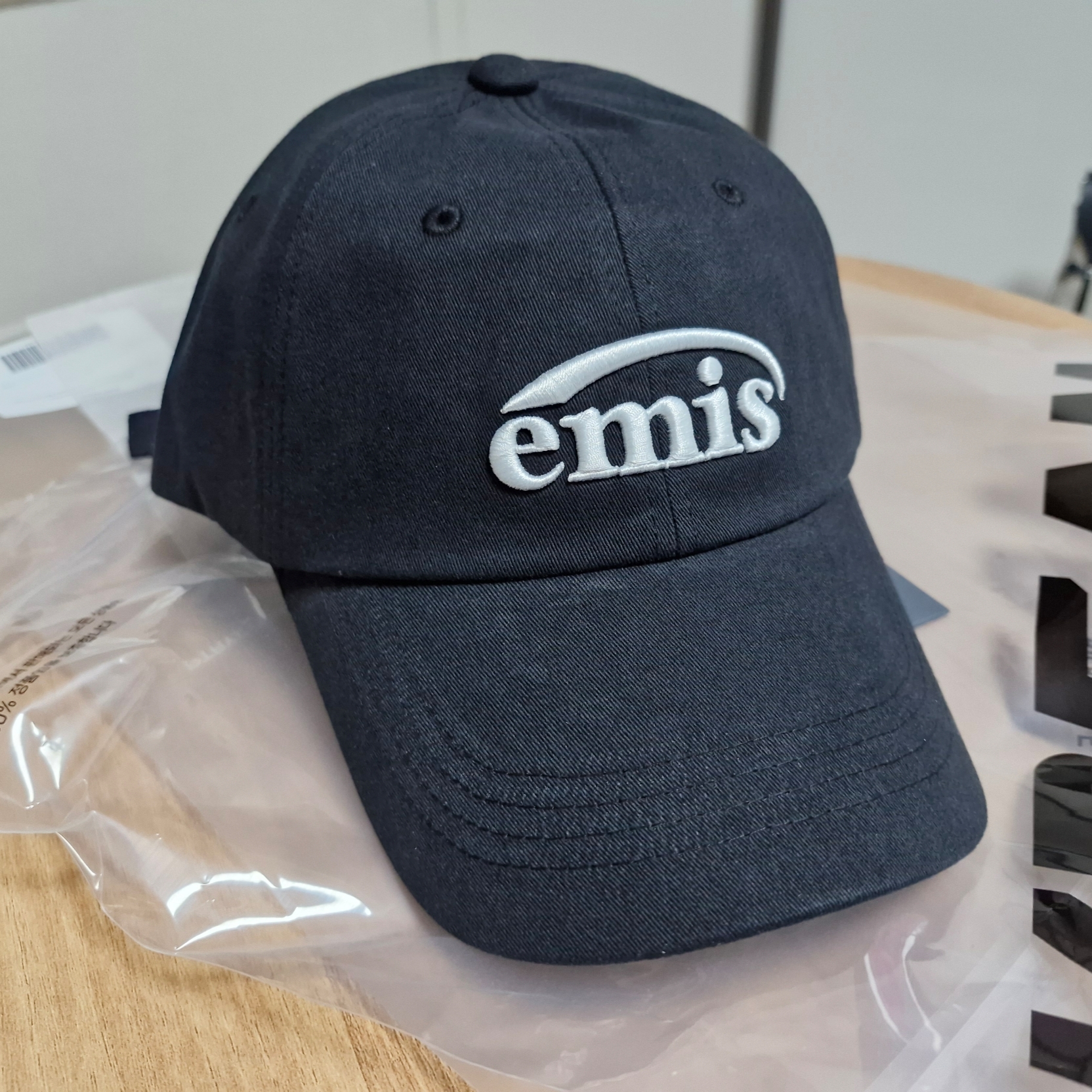 Emis New Logo Emis Cap Black 착용 스타일