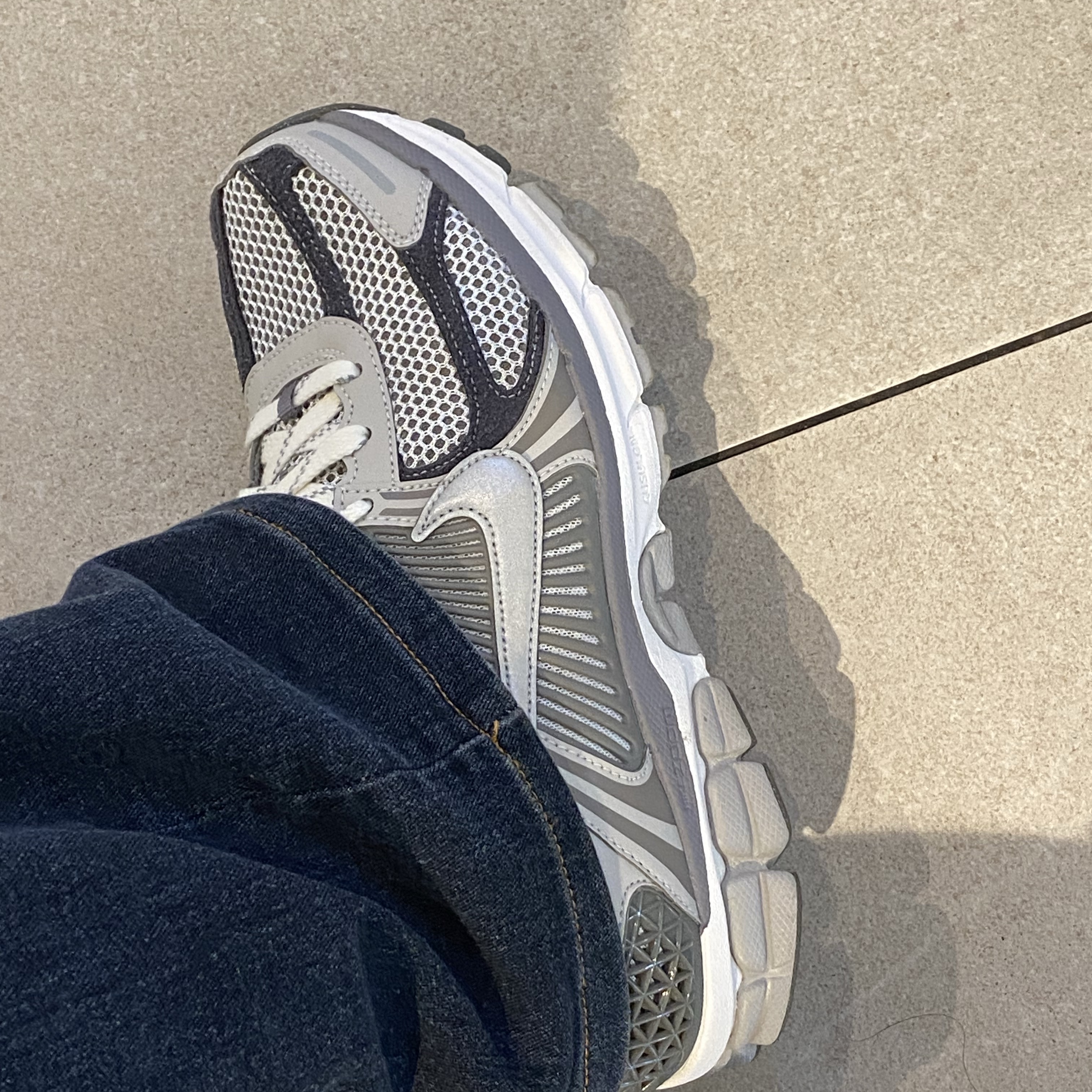 Nike Zoom Vomero 5 PRM Light Iron Ore and Flat Fewter 착용 스타일 - 2