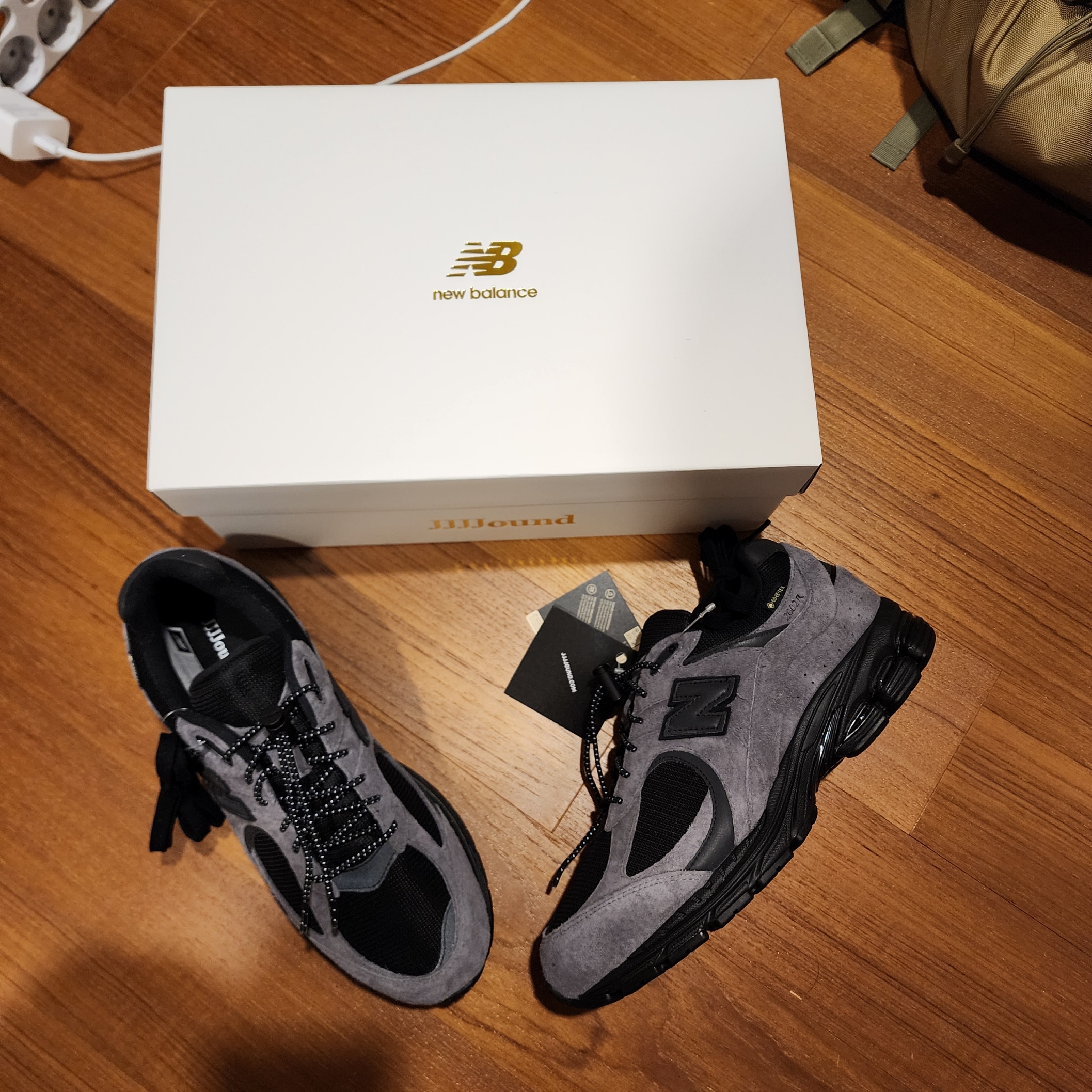 New Balance x JJJJound 2002R Gore-Tex Charcoal 착용 스타일 - 7