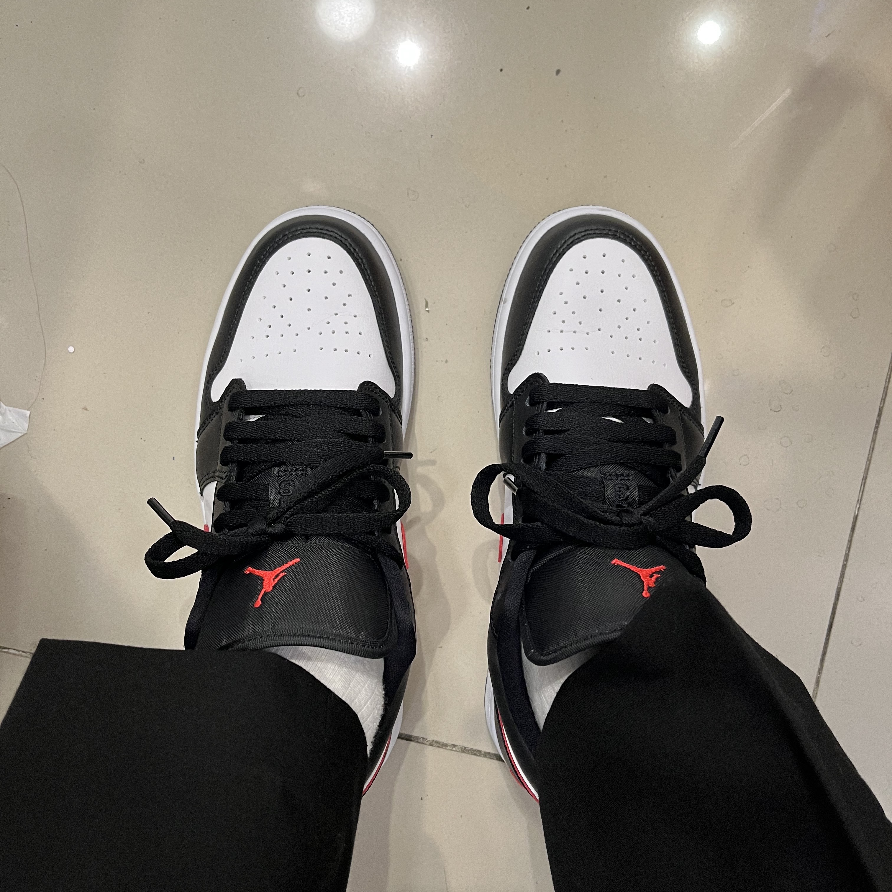 (W) Jordan 1 Low Black Siren Red 착용 스타일 - 2