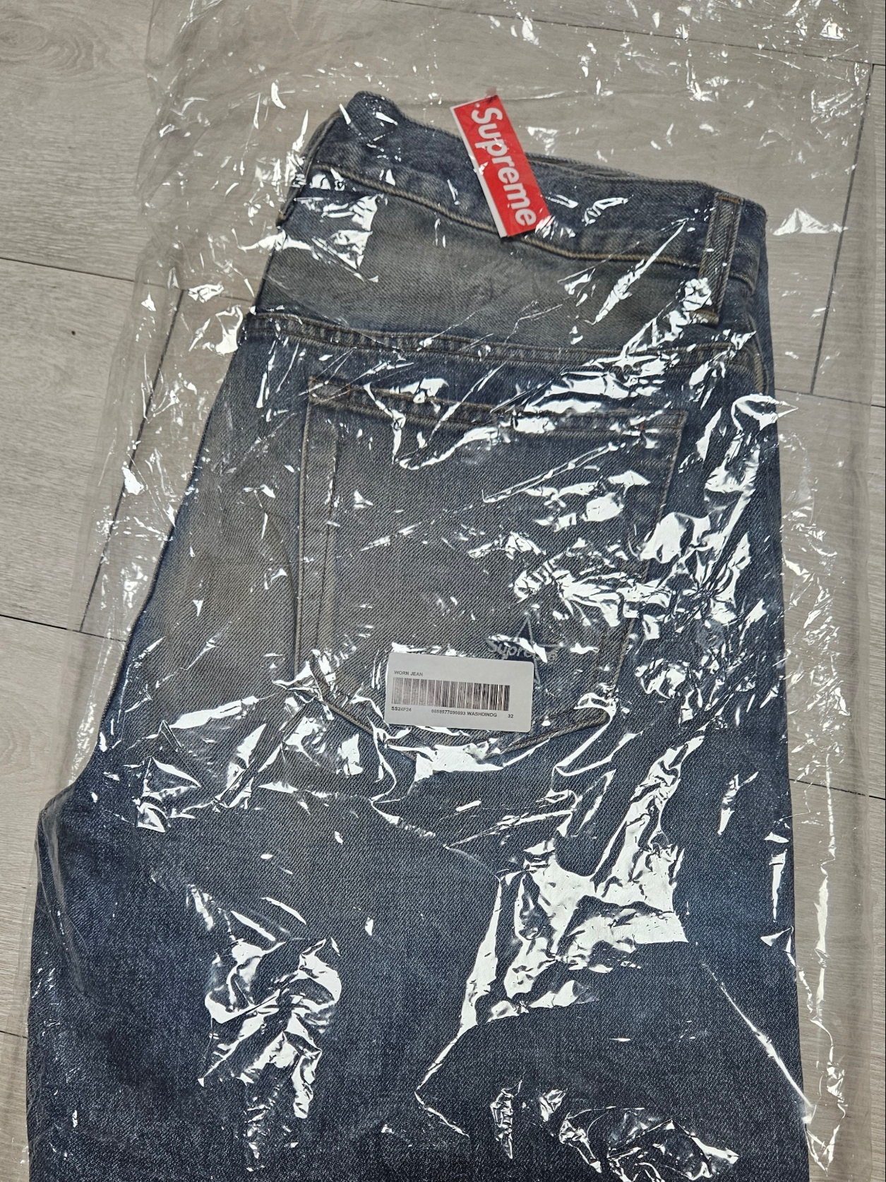 Supreme Distressed Loose Fit Selvedge Jean Washed Indigo - 24SS, Supreme Futura Hooded Sweatshirt Dark Olive - 24SS 착용 스타일 - 5