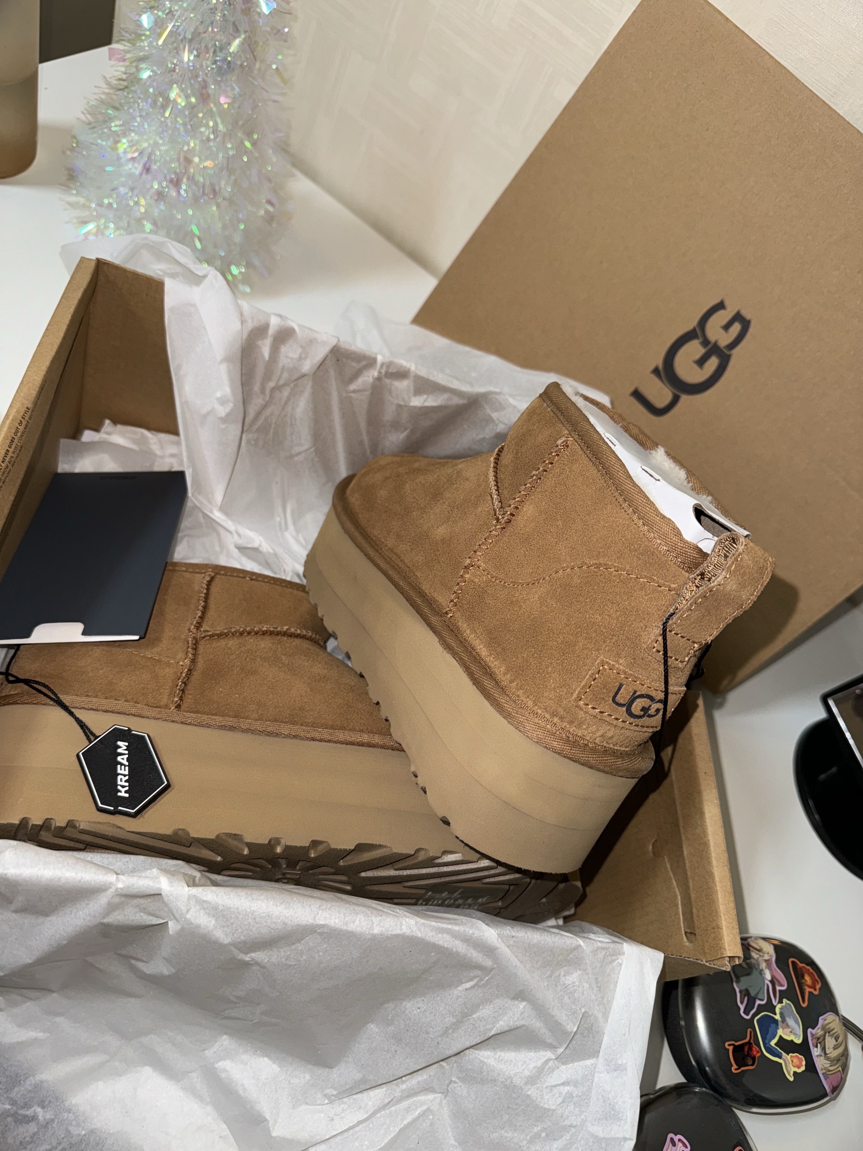 (W) UGG Classic Ultra Mini Platform Boots Chestnut, The North Face 1996 Retro Nuptse Jacket Black 착용 스타일 - 1