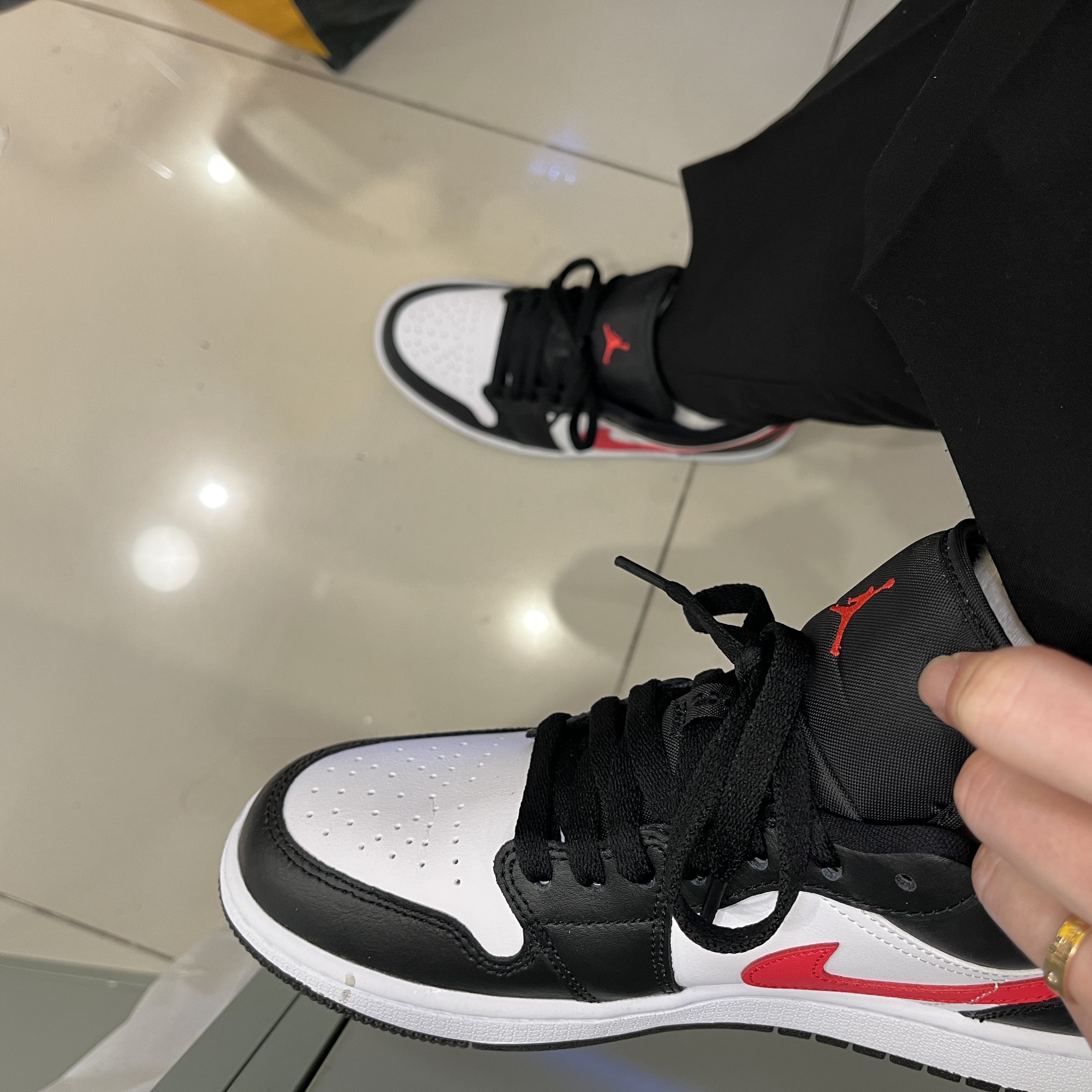 (W) Jordan 1 Low Black Siren Red 착용 스타일 - 1