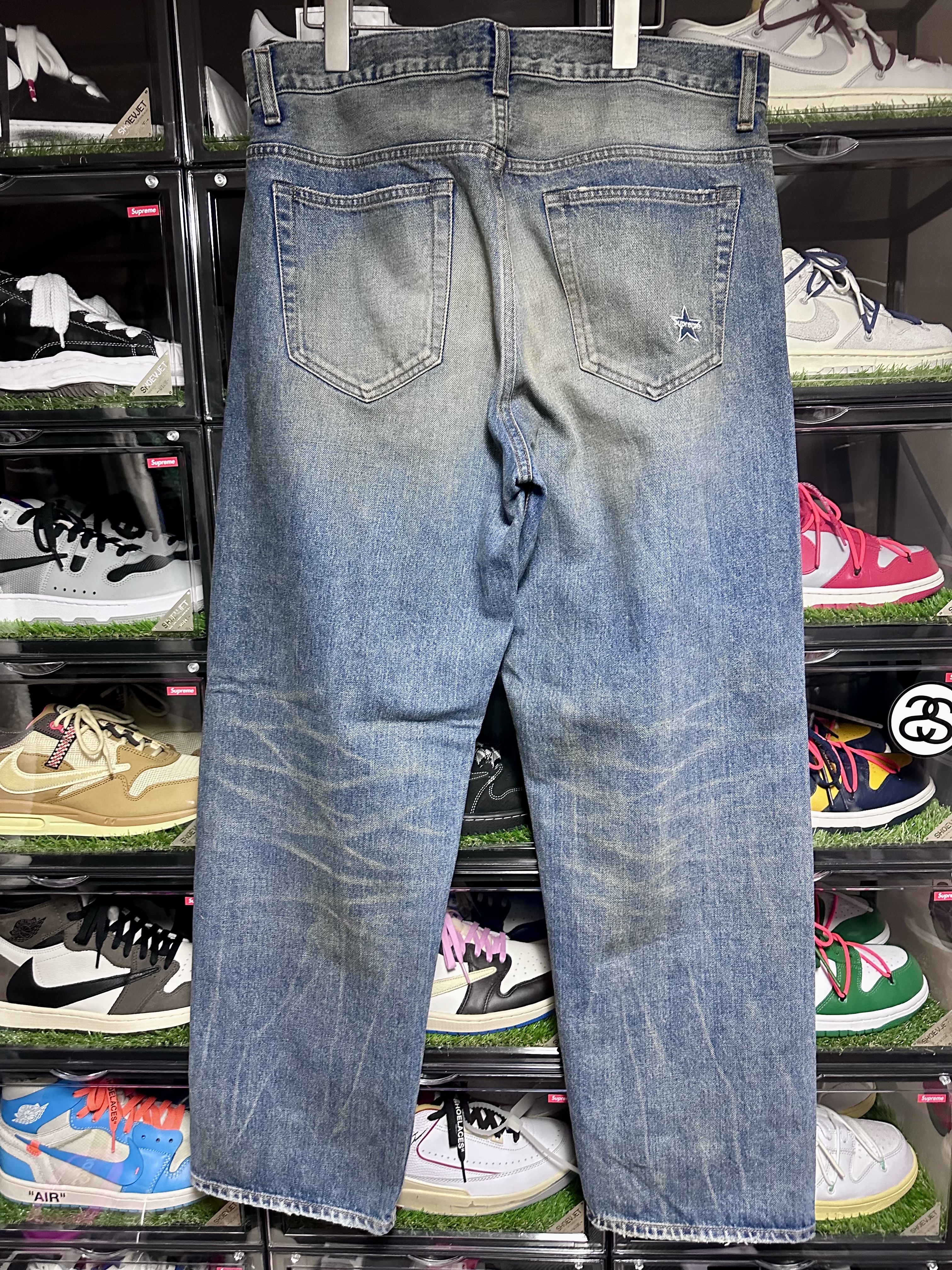 Supreme Distressed Loose Fit Selvedge Jean Washed Indigo - 24SS 착용 스타일 - 2
