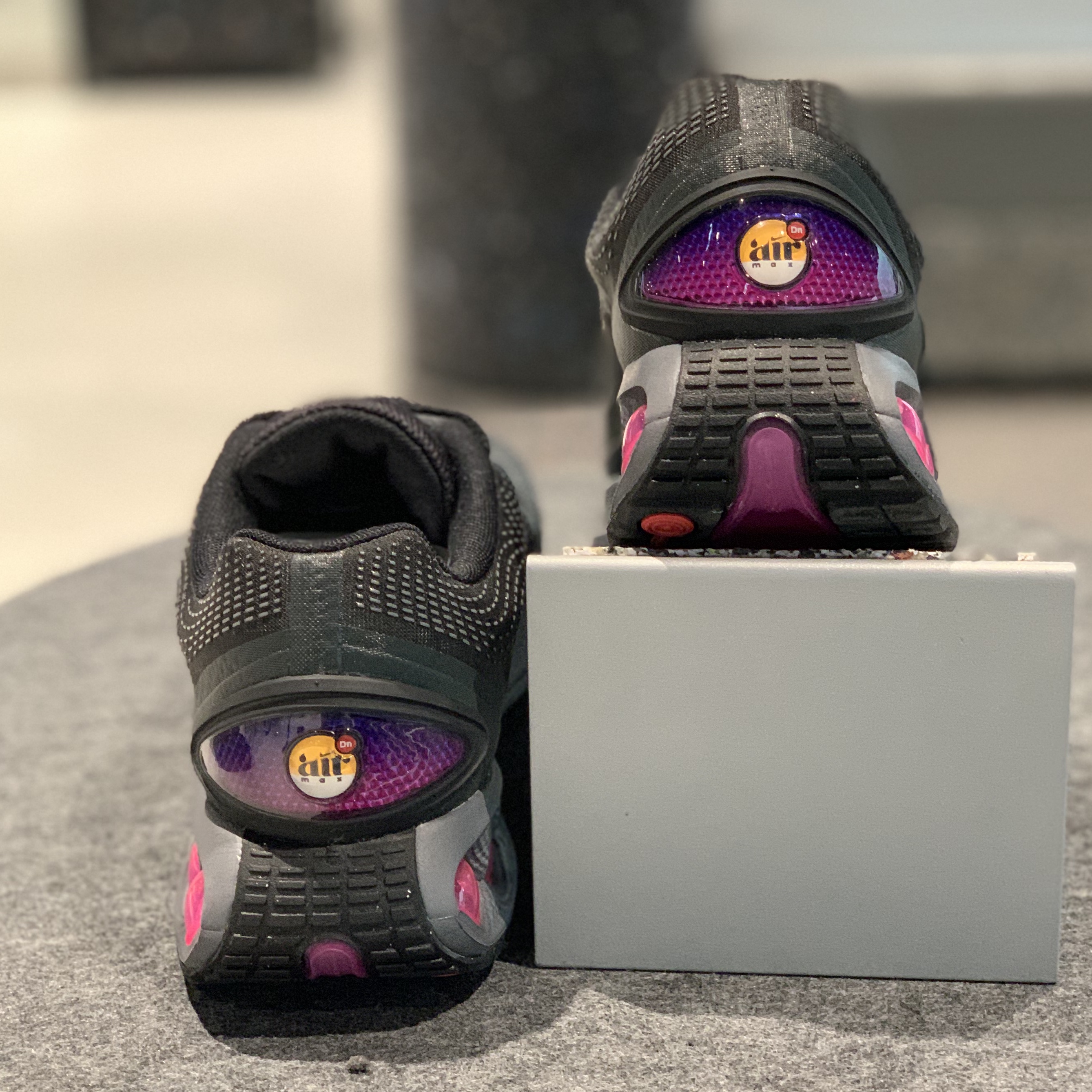 Nike Air Max Dn Black Light Crimson 착용 스타일 - 3