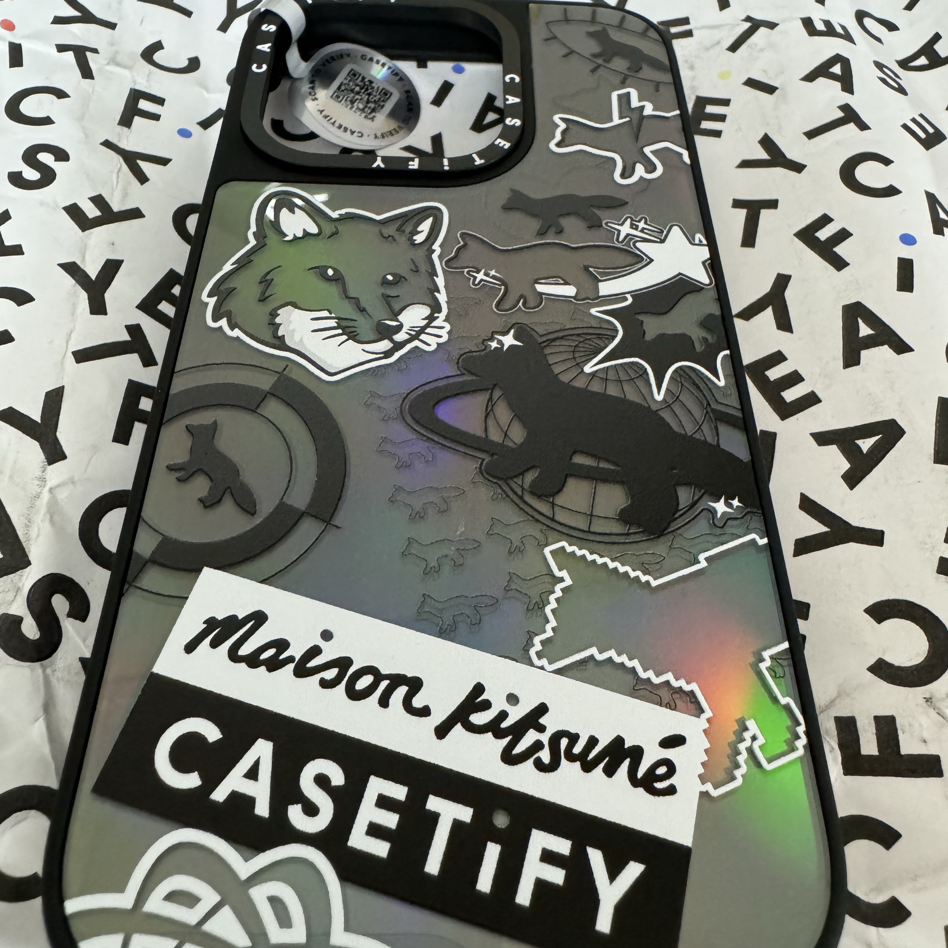 Casetify x Maison Kitsune iPhone Hologram Stickers Magsafe Case Aurora Black Bumper 착용 스타일 - 1