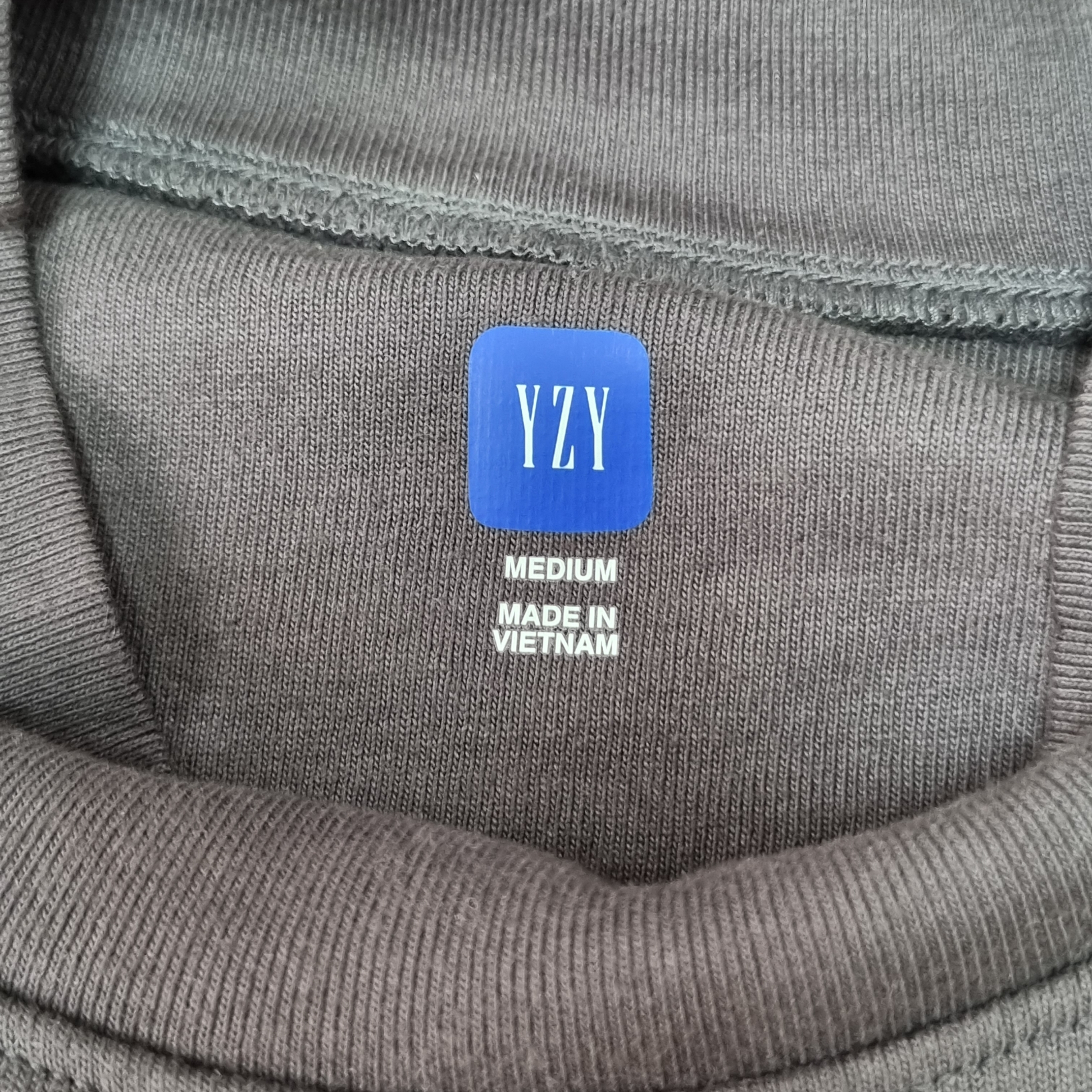 Yeezy Gap Engineered By Balenciaga Dove No Seam T-Shirt Dark Grey 착용 스타일 - 2