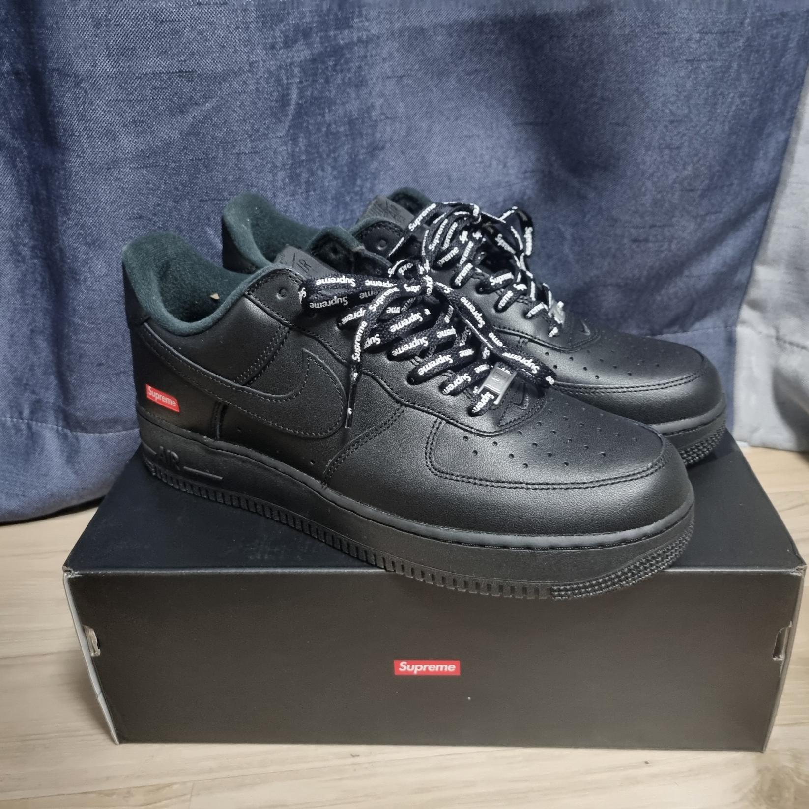Nike x Supreme Air Force 1 Low Black 착용 스타일 - 1