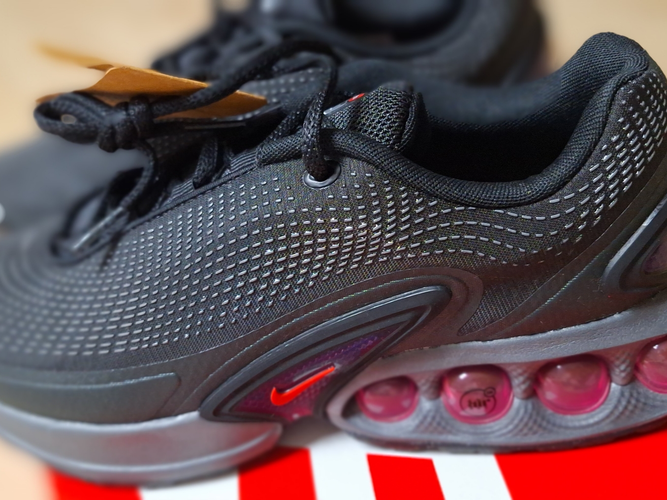 Nike Air Max Dn Black Light Crimson 착용 스타일 - 1
