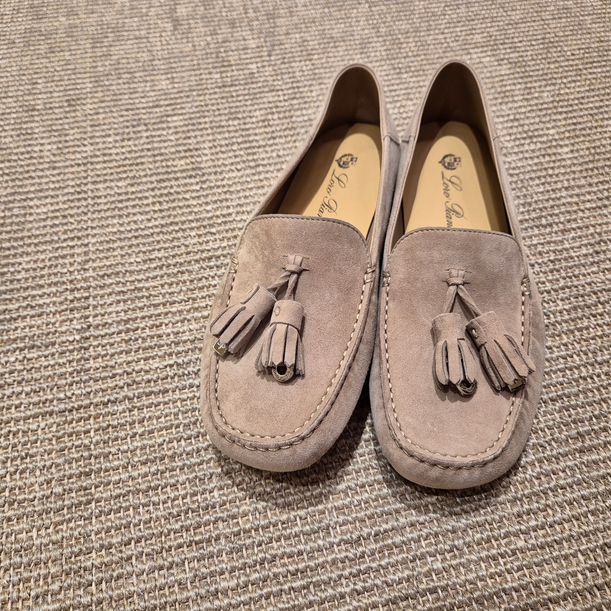 (W) Loro Piana Dot Sole Loafers Suede Goatskin Cashew Butter, (W) Loro Piana Summer Charms Walk Suede Calfskin Caviar 착용 스타일 - 1