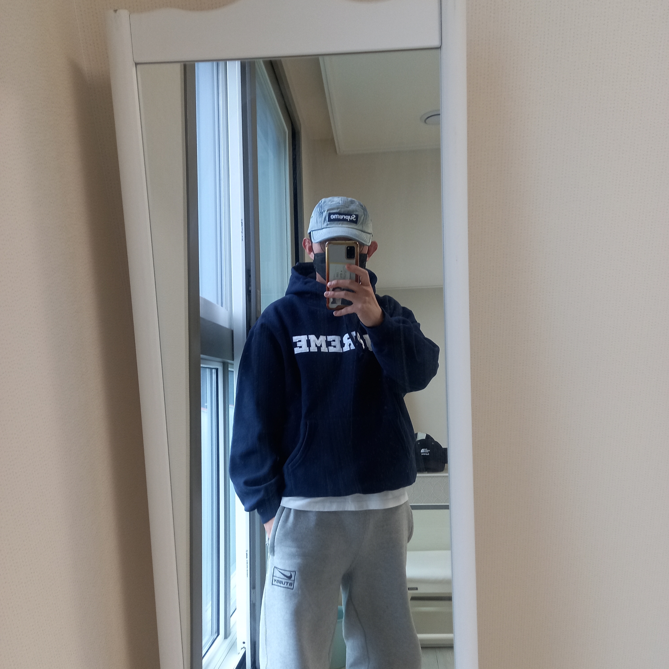 Supreme Collegiate Hooded Sweatshirt Navy - 24SS, Supreme Washed Chino Twill Camp Cap Dirty Indigo - 24SS 착용 스타일 - 8