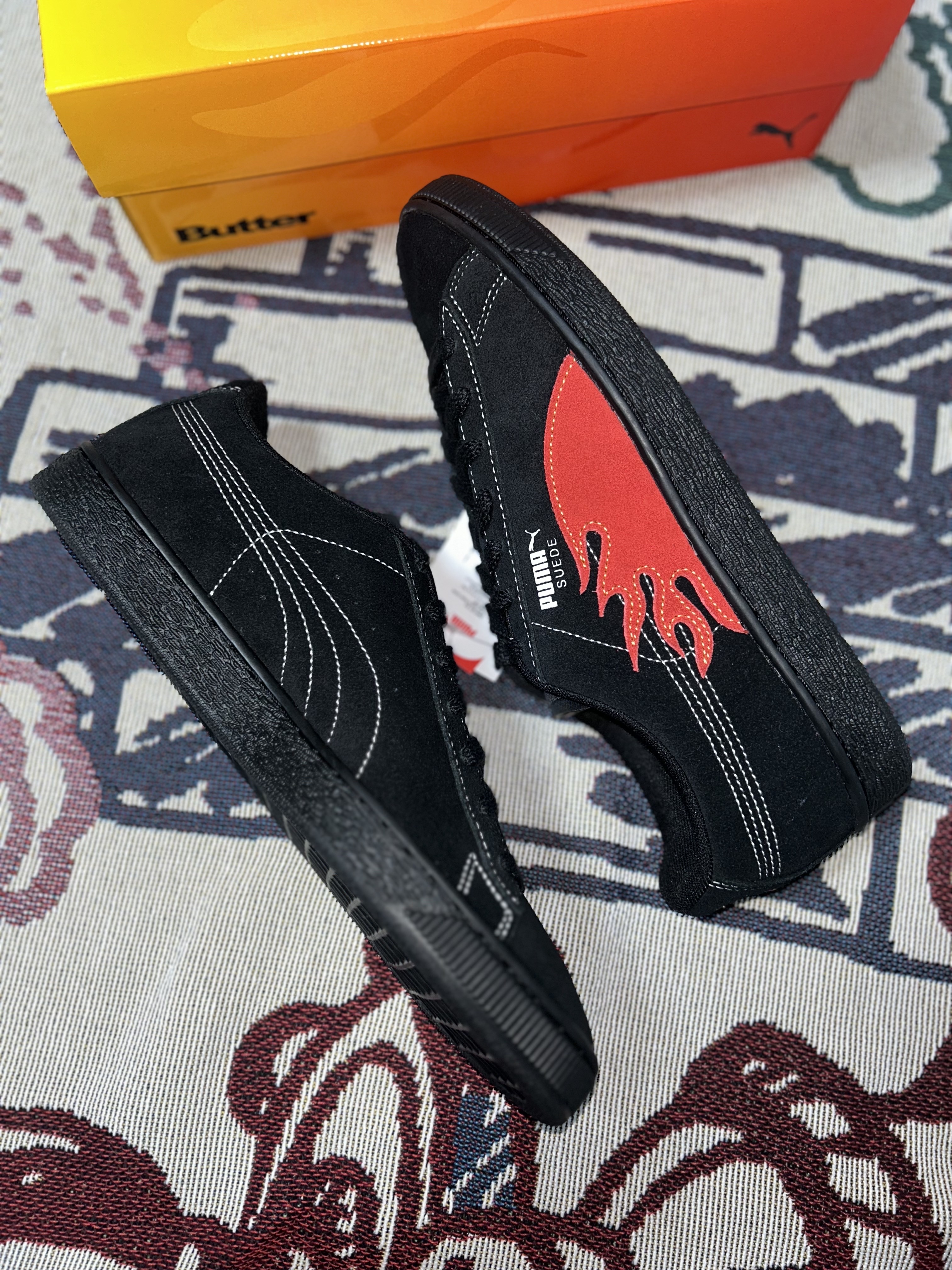 Puma x Butter Goods Suede Classic Black Red 착용 스타일 - 5