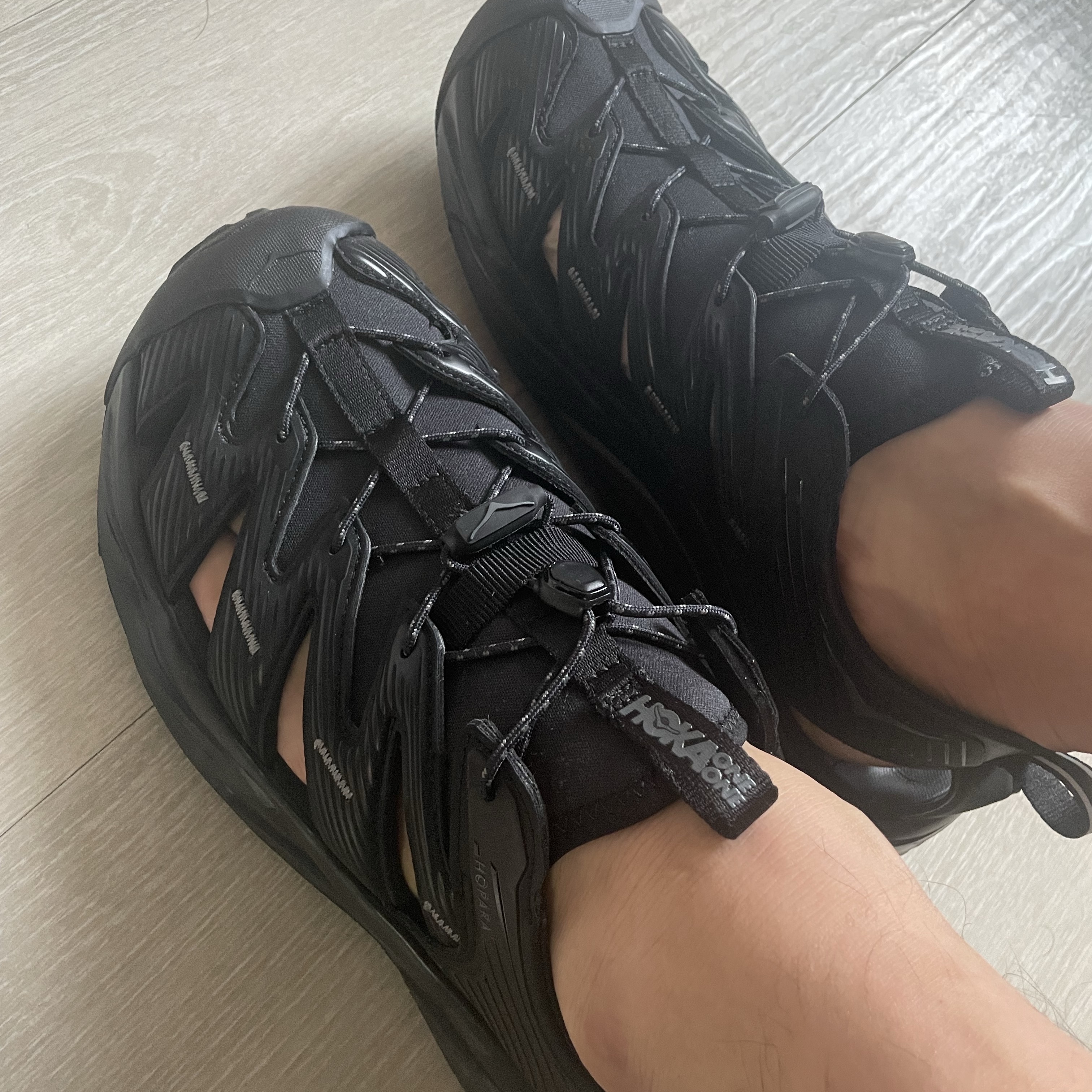 Hoka Hopara Black 착용 스타일 - 2