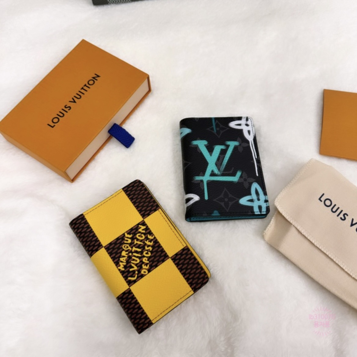 Louis Vuitton Pocket Organizer Damier Yellow, Louis Vuitton Pocket Organizer Green Lights 착용 스타일 - 1