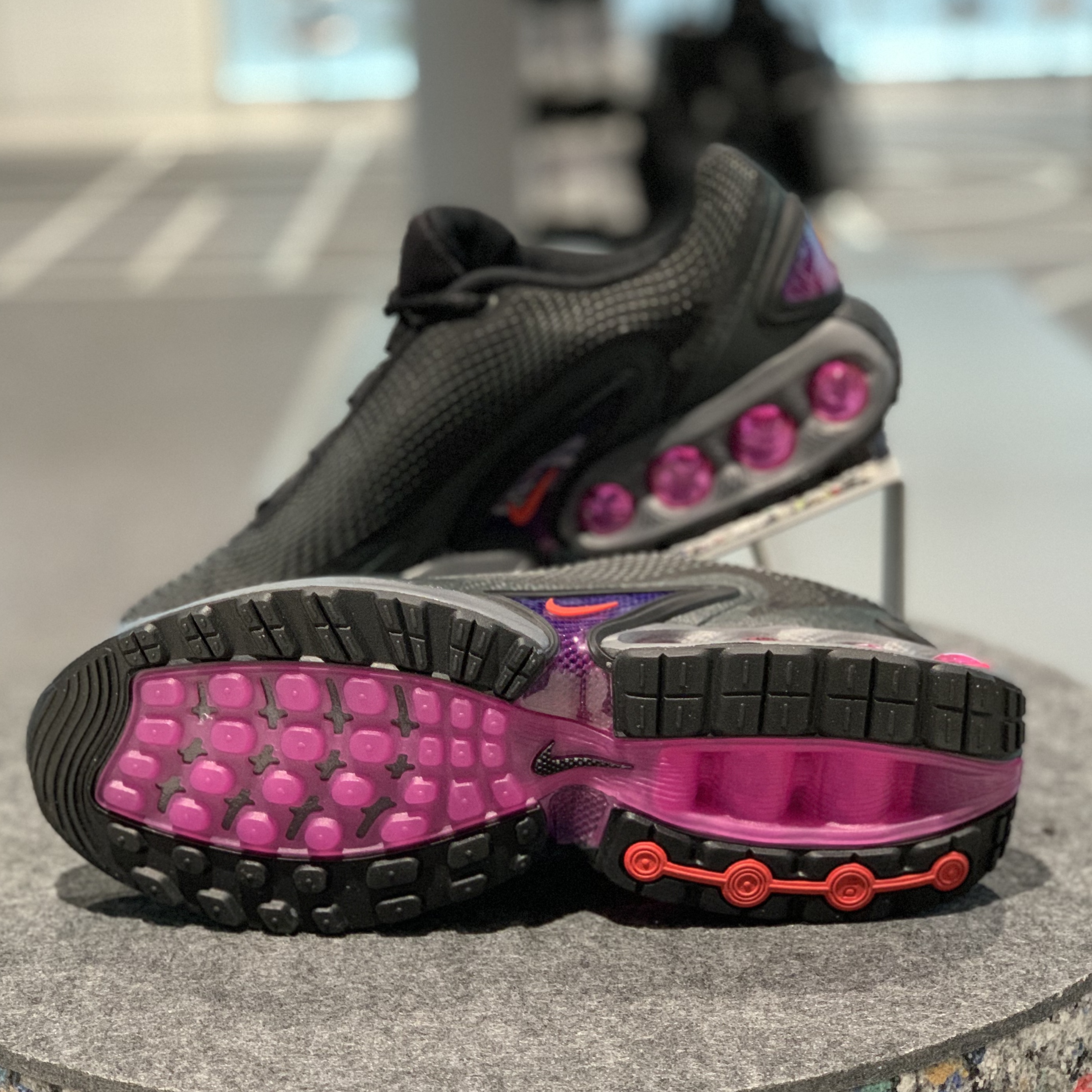 Nike Air Max Dn Black Light Crimson 착용 스타일 - 2