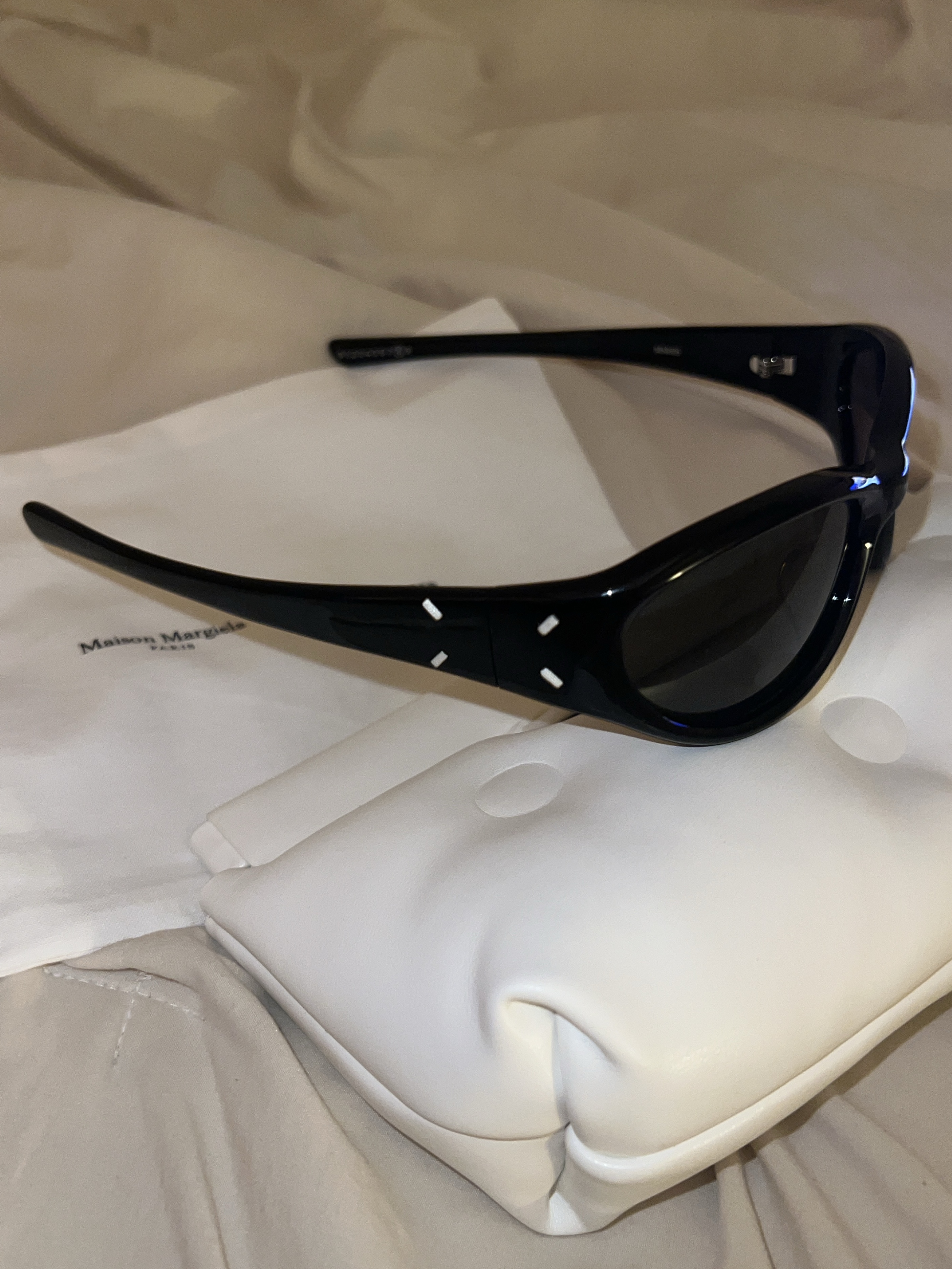 Gentle Monster x Maison Margiela MM105 Black Black 착용 스타일 - 3