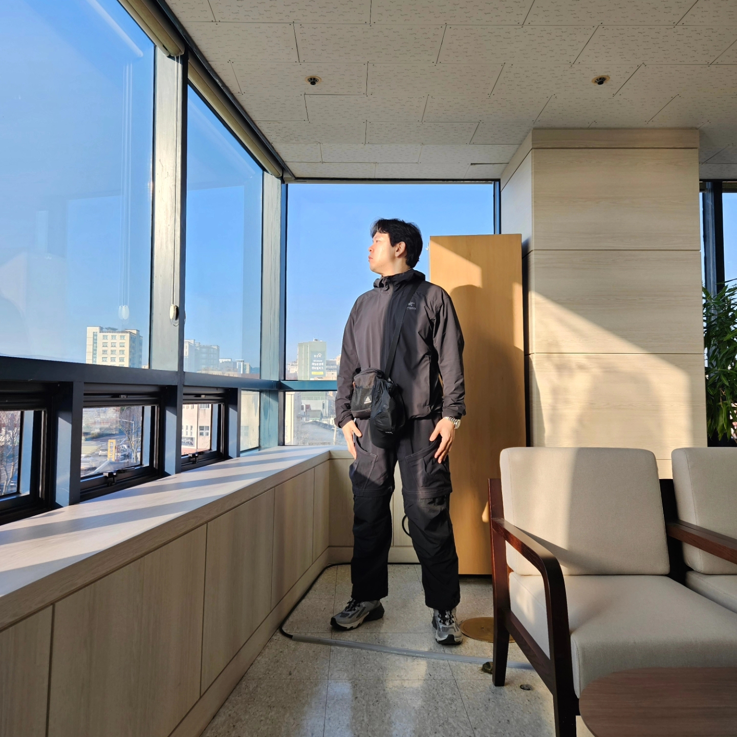 Arc'teryx Gamma Lightweight Hoody Black, Nike ACG Smith Summit Cargo Pants Black - Asia 착용 스타일 - 3