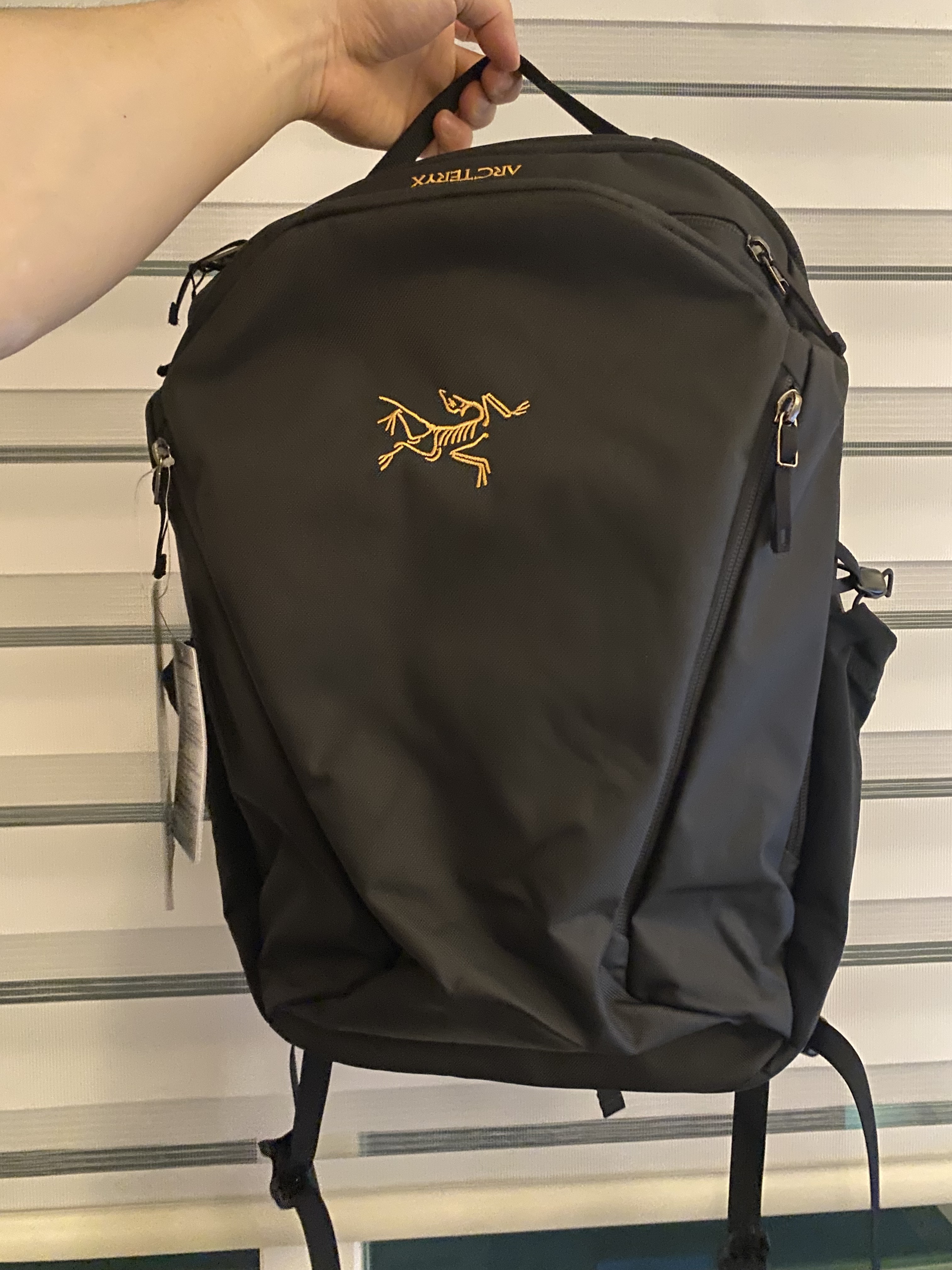 Arc'teryx Mantis 26 Backpack Black 착용 스타일