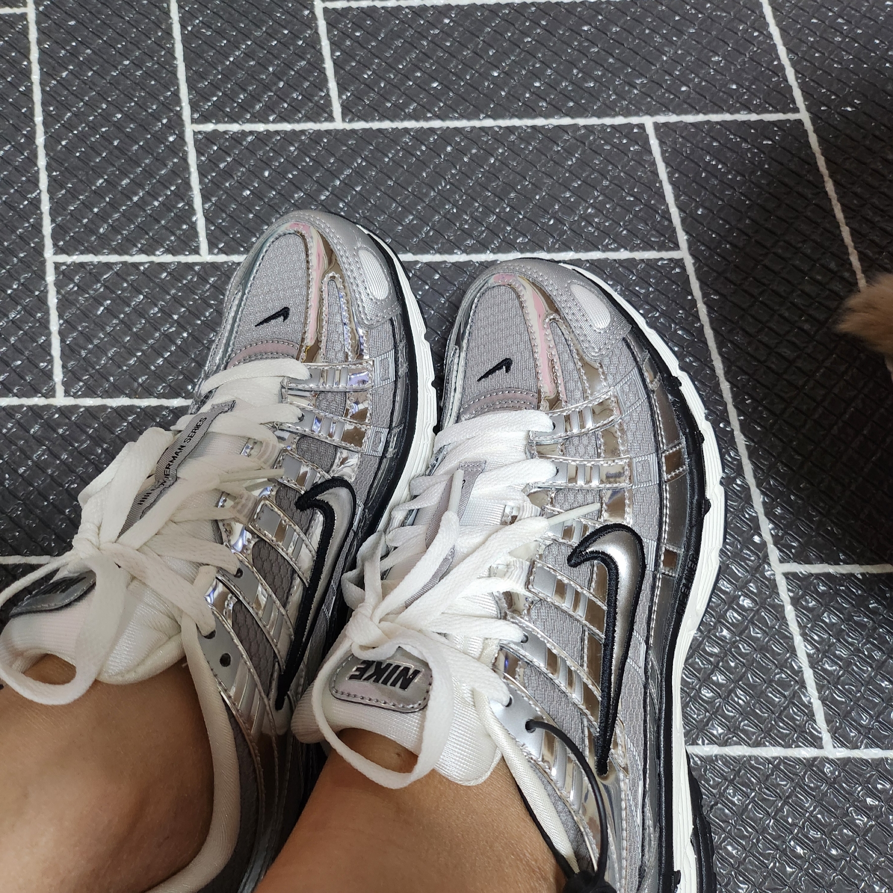 Nike P-6000 Metallic Silver 착용 스타일 - 1