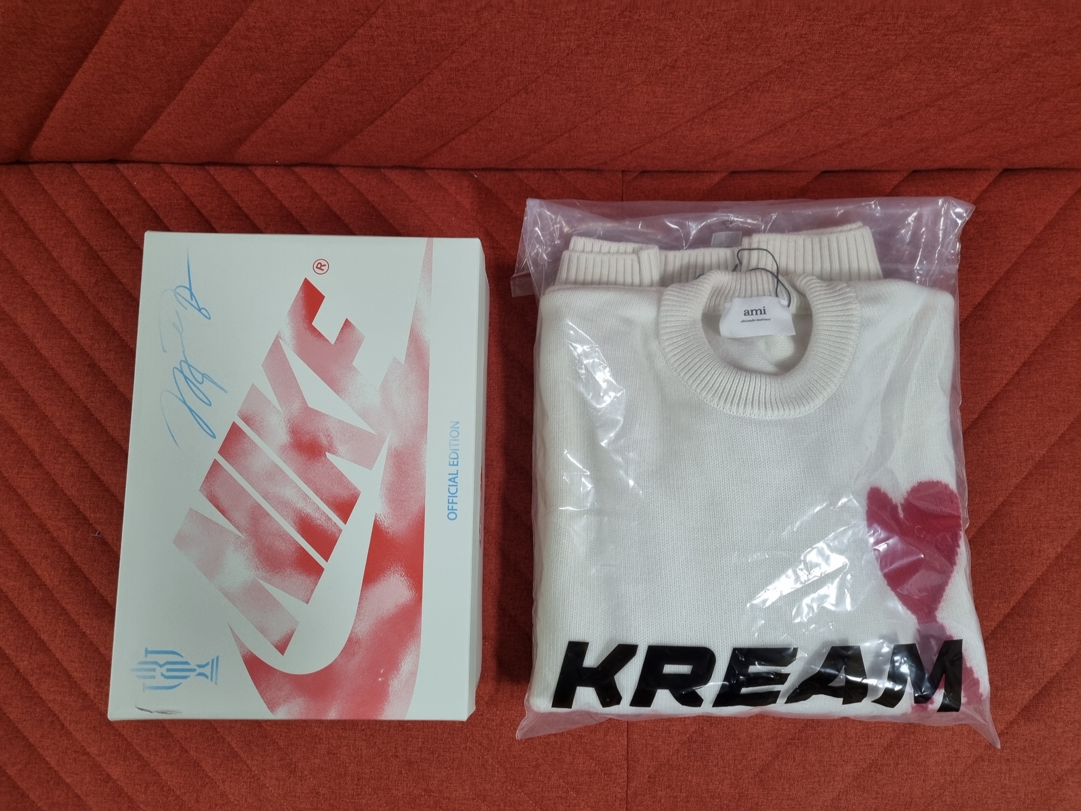 (W) AMI de Coeur Oversize Sweater White - 21FW, Jordan 1 x Trophy Room Retro Low OG SP Sail Varsity Red 착용 스타일