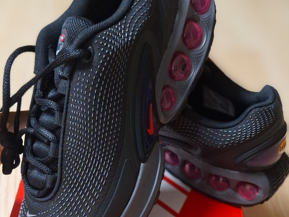 Nike Air Max Dn Black Light Crimson 착용 스타일 - 2