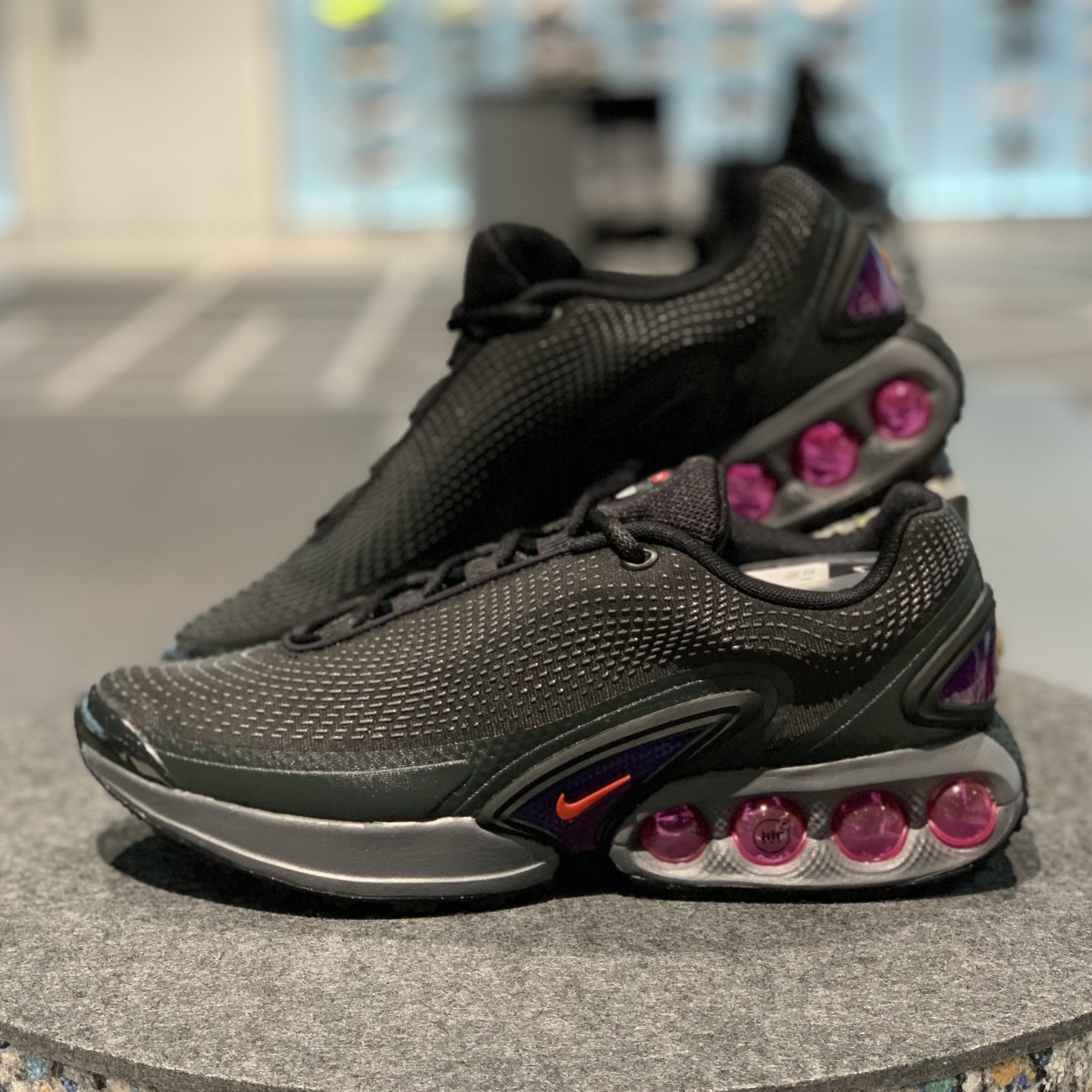 Nike Air Max Dn Black Light Crimson 착용 스타일 - 1
