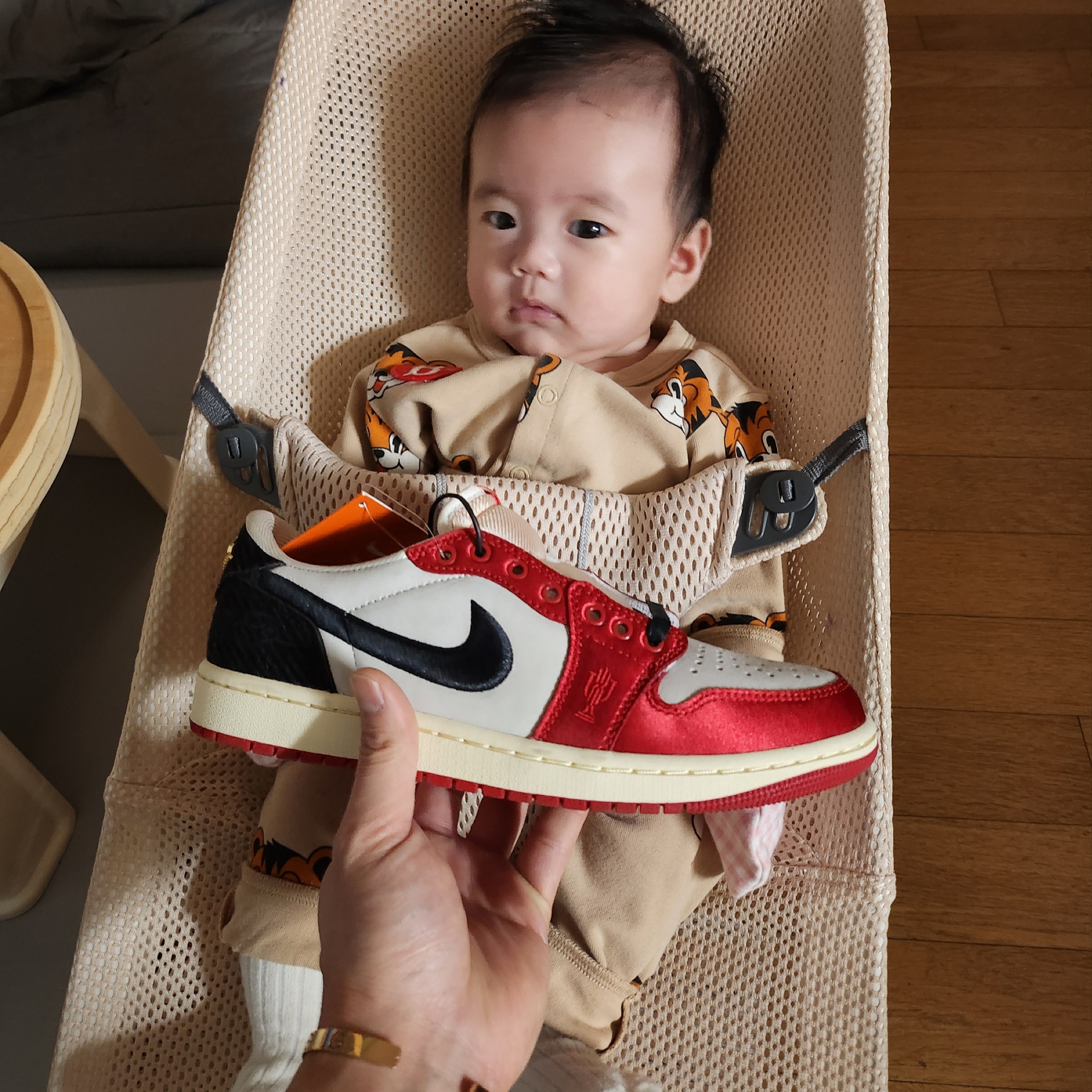 Jordan 1 x Trophy Room Retro Low OG SP Sail Varsity Red 착용 스타일 - 2