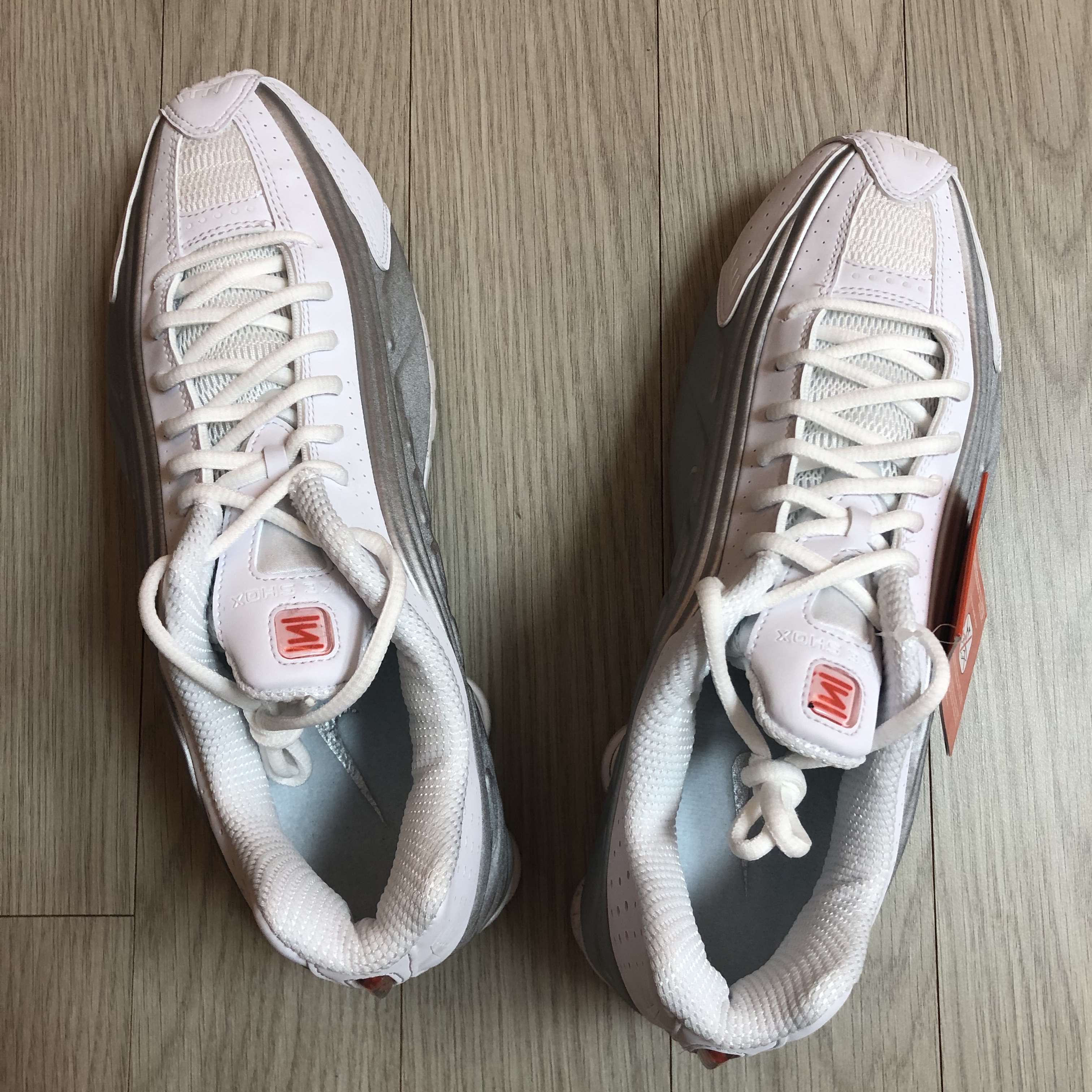 (W) Nike Shox R4 White Metallic Silver 착용 스타일 - 2