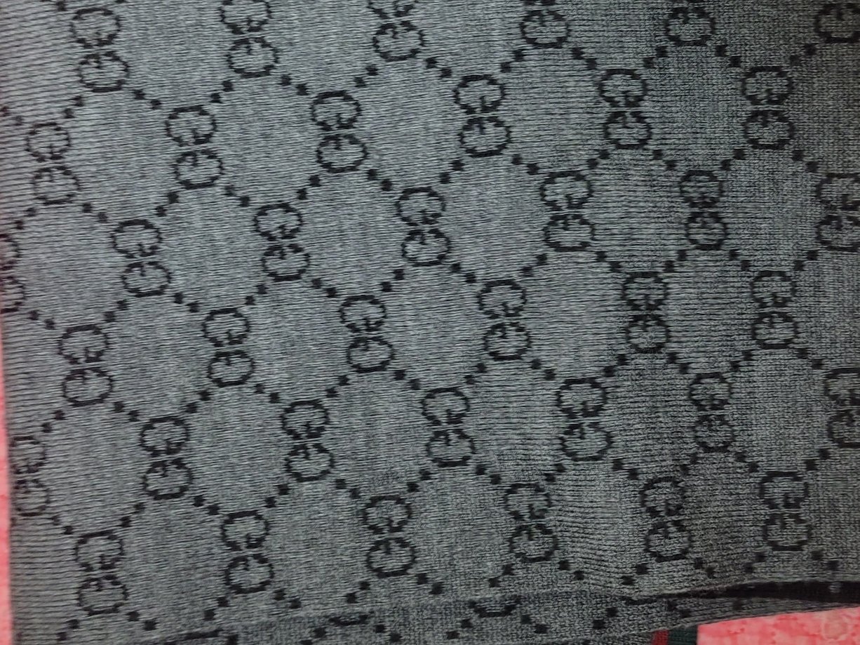 Gucci GG Two-Tone Wool Muffler Black 착용 스타일