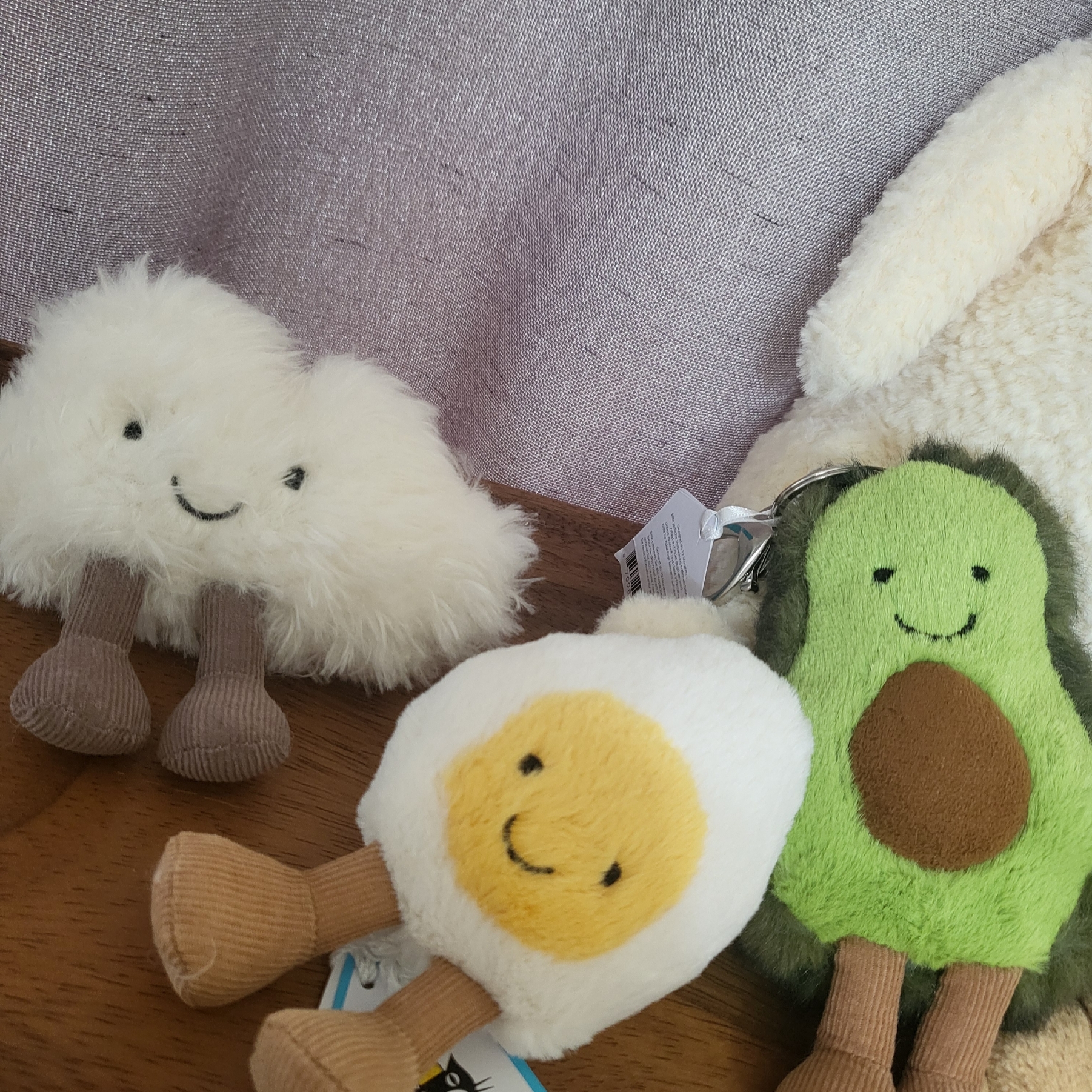Jellycat Amuseable Happy Boiled Egg Bag Charm Cream, Jellycat Amuseable Avocado Bag Charm Green 착용 스타일