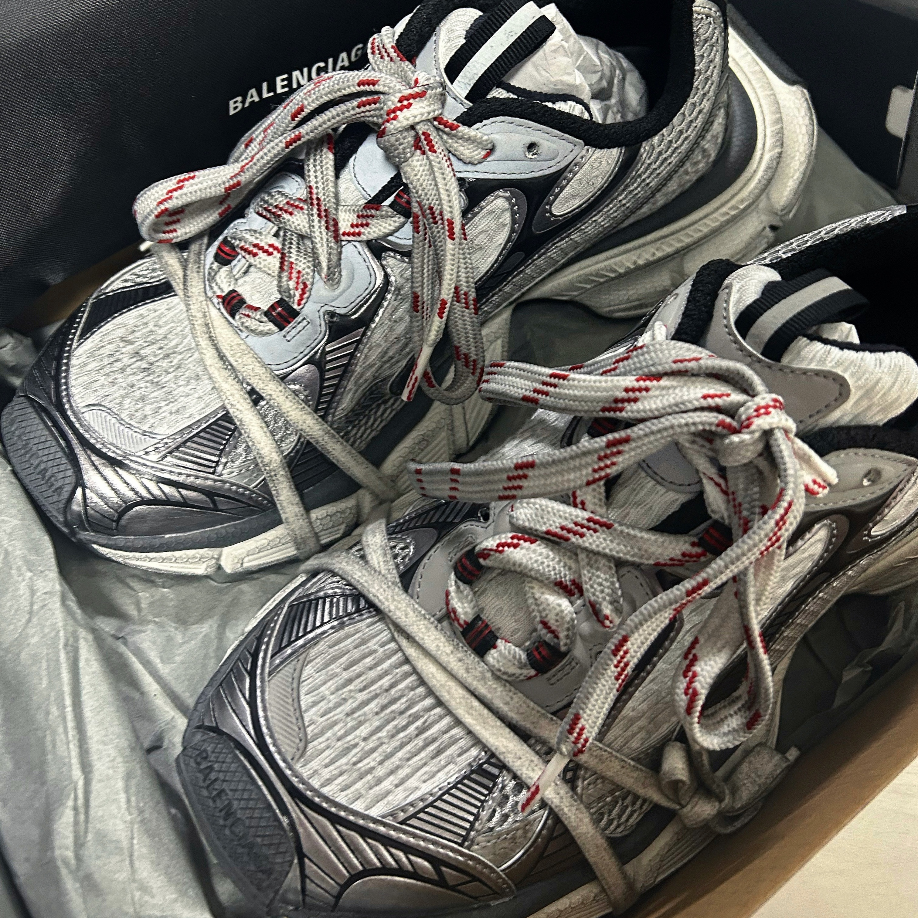 Balenciaga 3XL Sneakers Grey White Red 착용 스타일