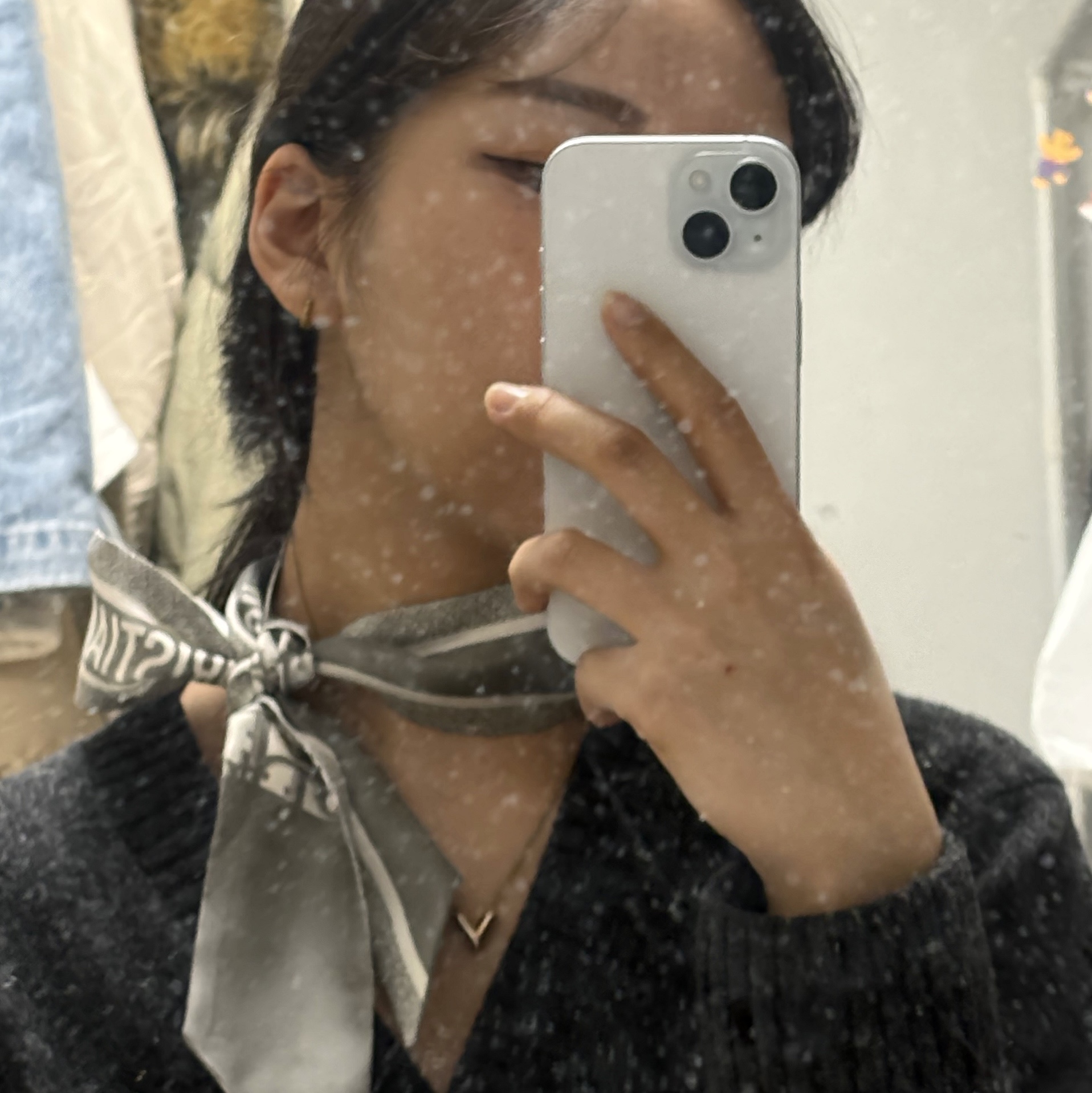 (W) Dior Oblique Mitzah Scarf Silk Twill Grey 착용 스타일