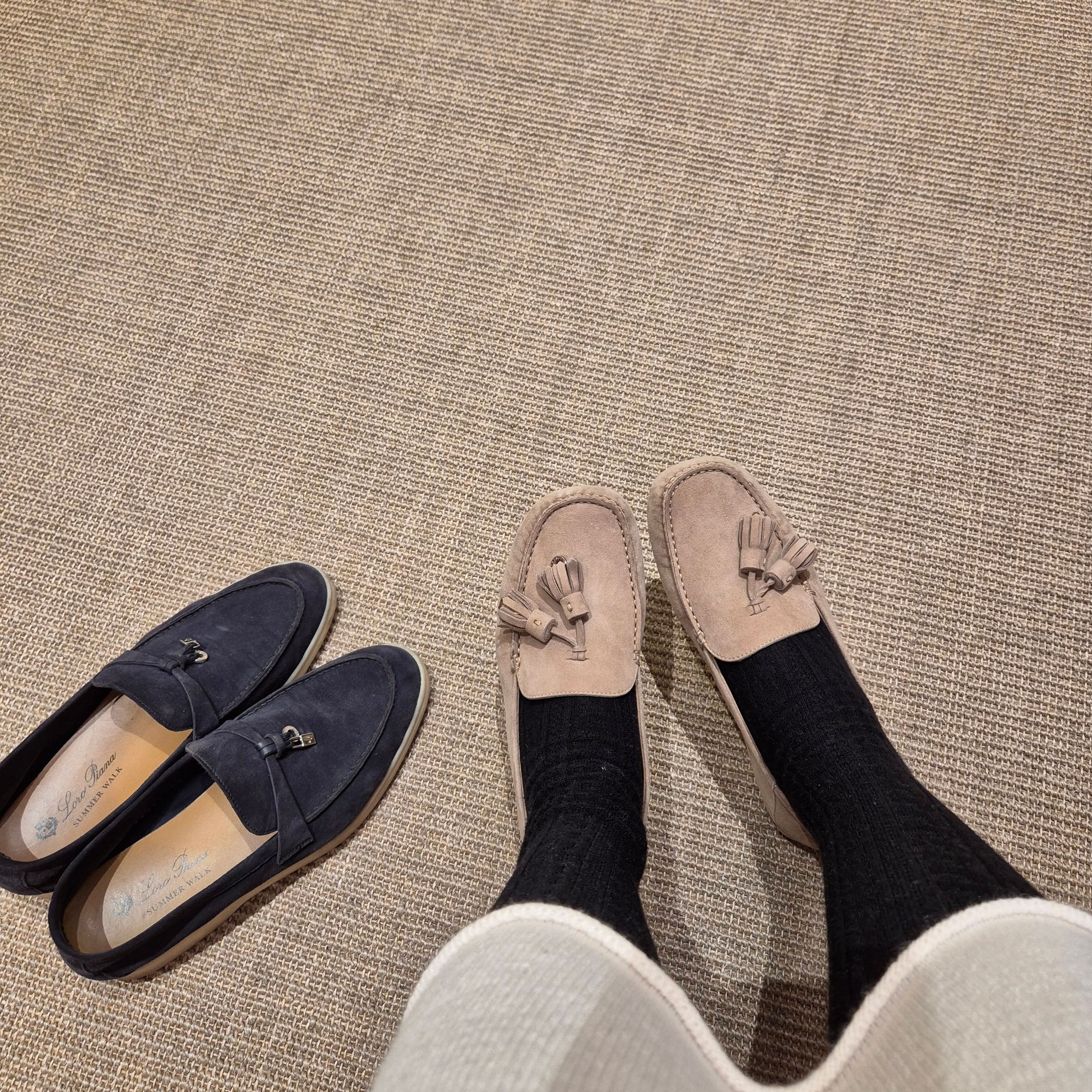(W) Loro Piana Dot Sole Loafers Suede Goatskin Cashew Butter, (W) Loro Piana Summer Charms Walk Suede Calfskin Caviar 착용 스타일 - 3