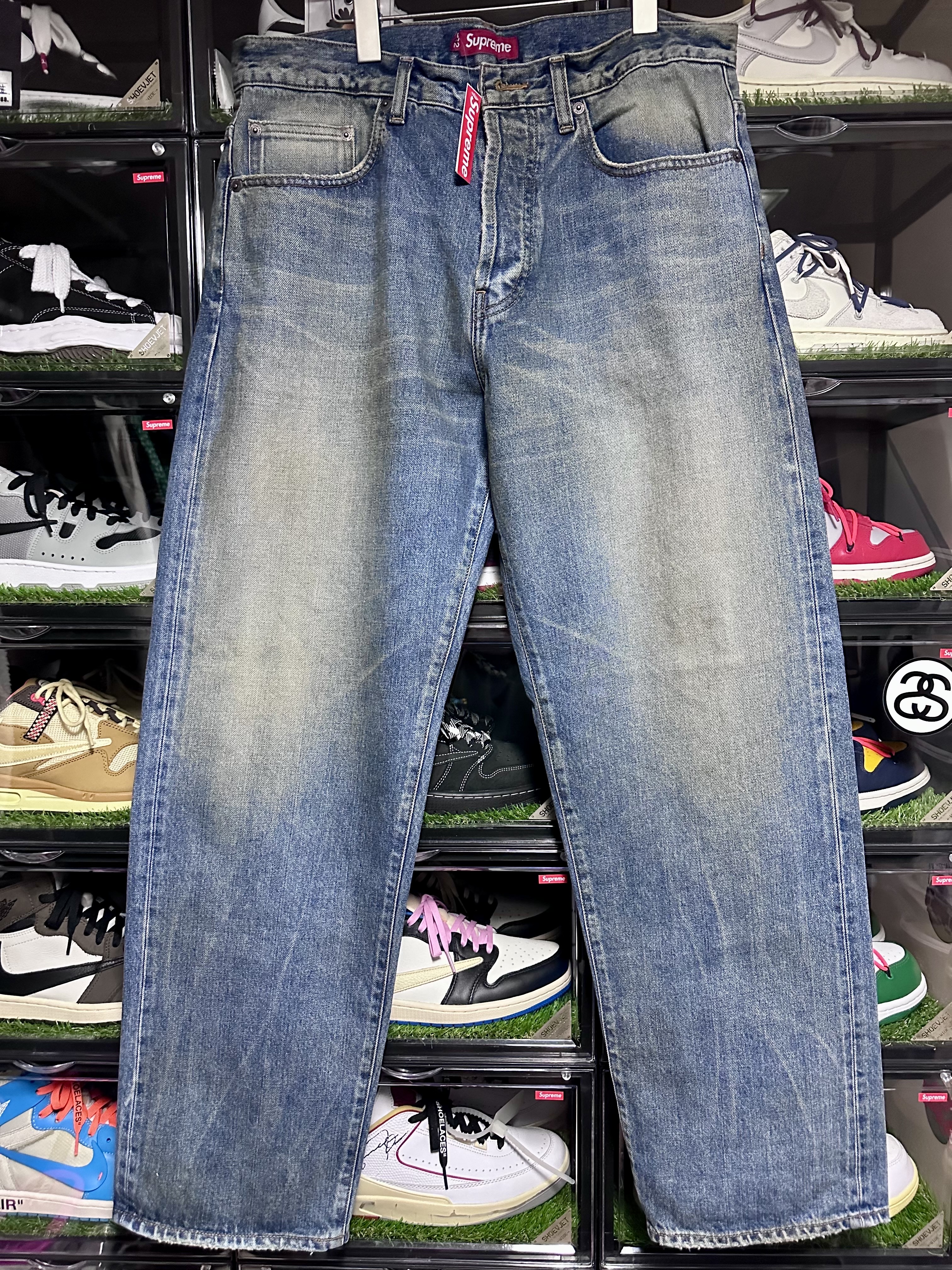 Supreme Distressed Loose Fit Selvedge Jean Washed Indigo - 24SS 착용 스타일 - 1