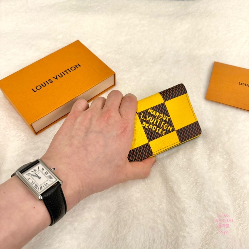 Louis Vuitton Pocket Organizer Damier Yellow, Louis Vuitton Pocket Organizer Green Lights 착용 스타일 - 2