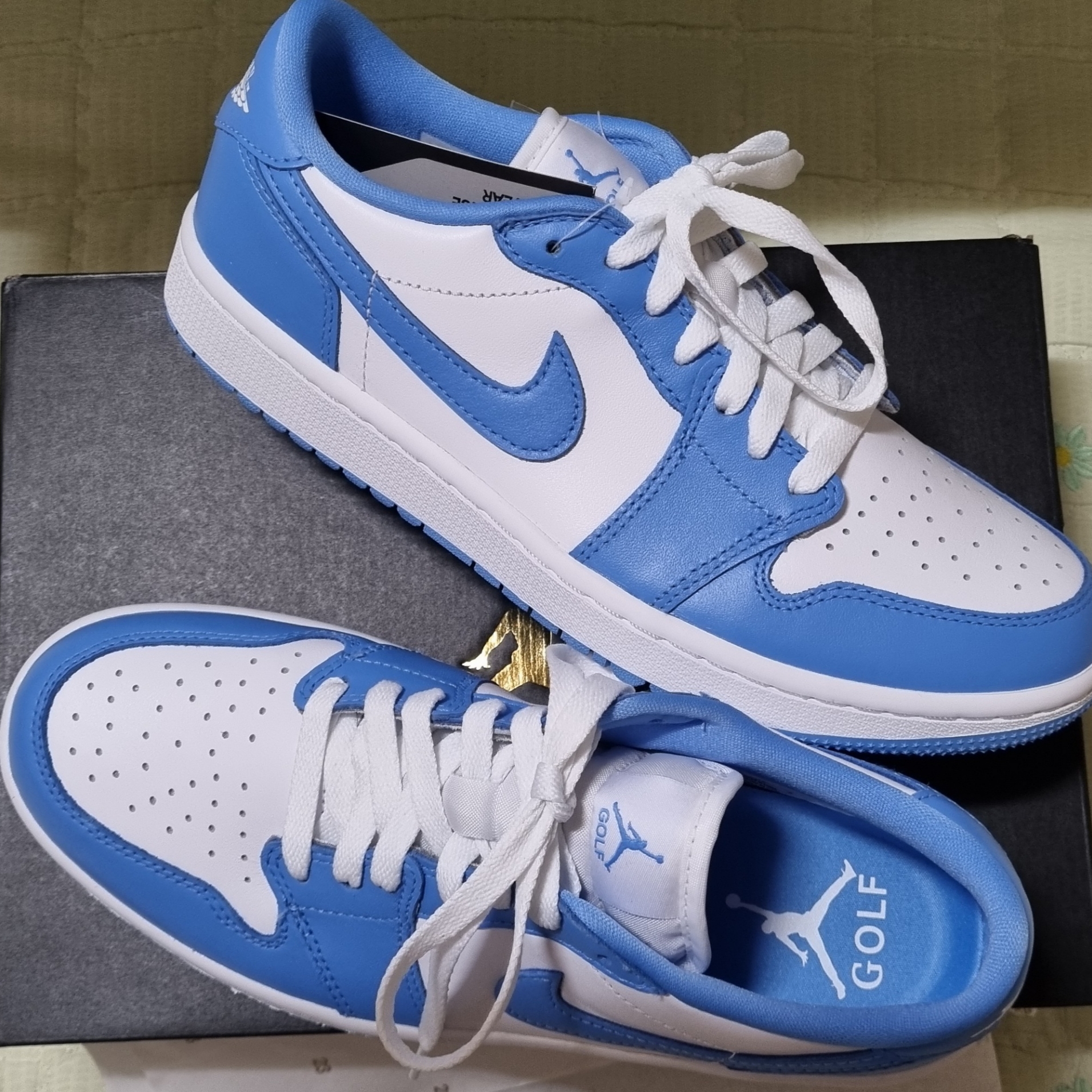 Jordan 1 Low Golf White and University Blue 착용 스타일