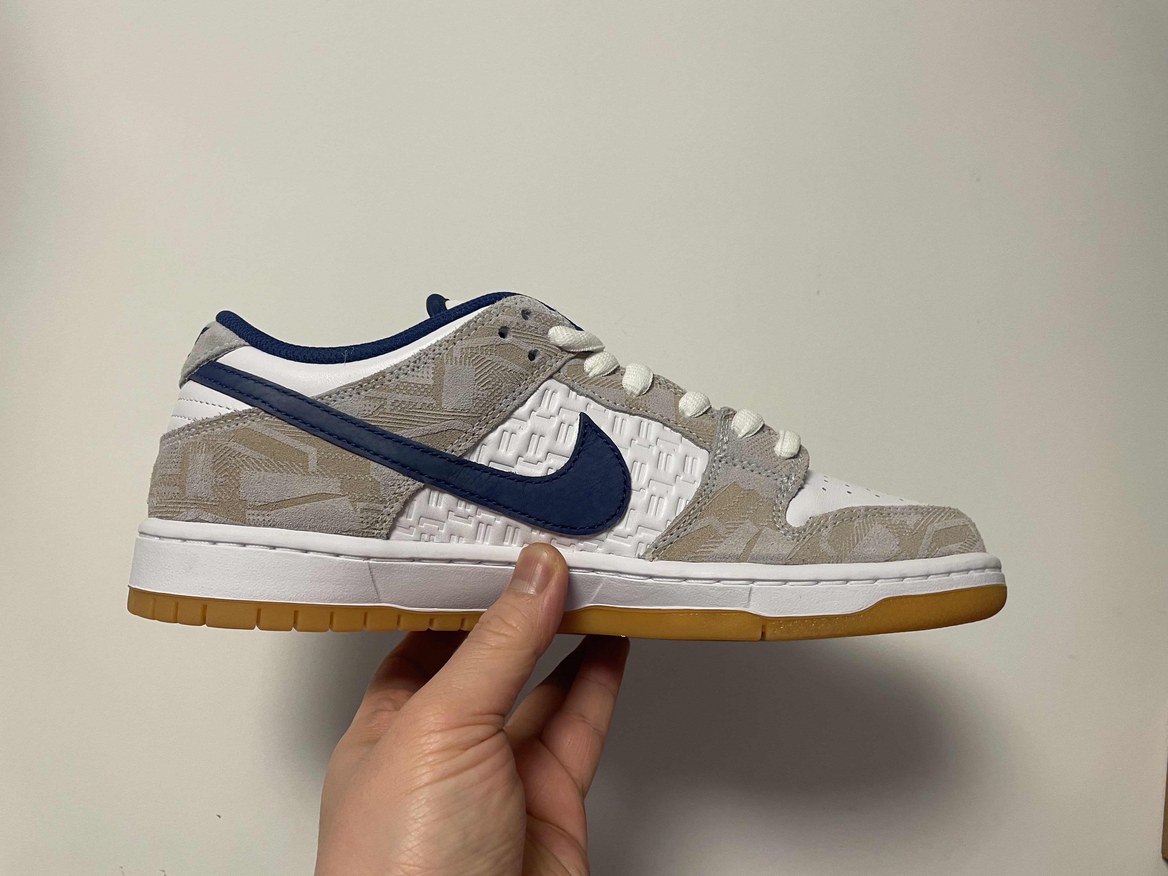Nike x Rayssa Leal SB Dunk Low PRM Pure Platinum Vivid Purple 착용 스타일 - 2