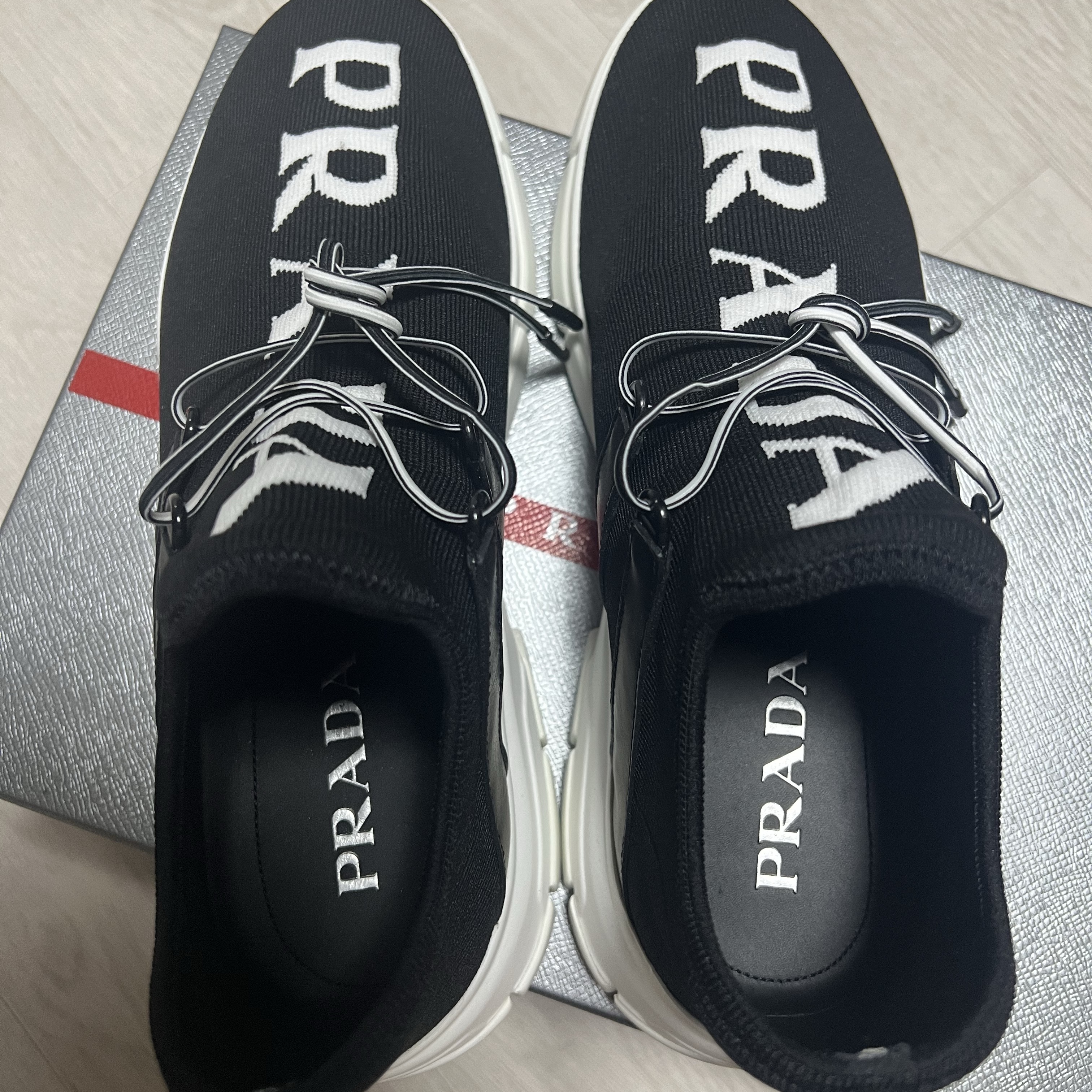 Prada XY Knit Sneakers Black White 착용 스타일 - 2
