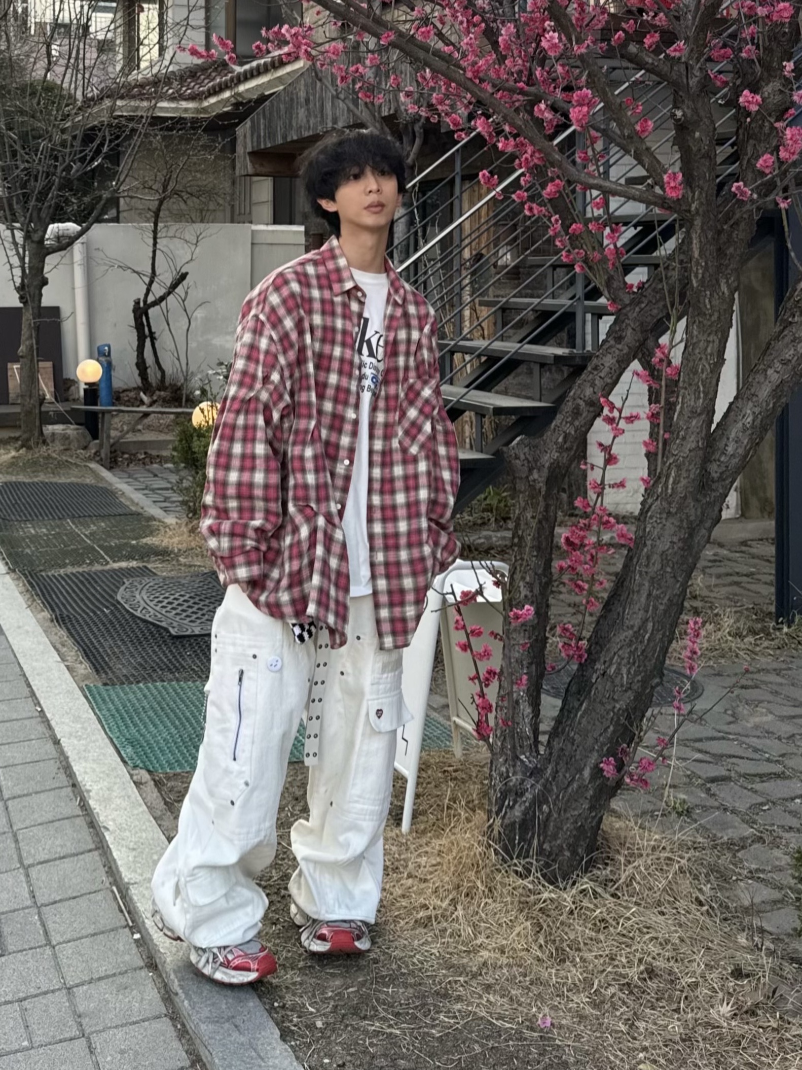 Nos Couleurs x Koin x Llud Rivet Carpenter Pants White, Nos Couleurs Check Bite Shirts Cherry 착용 스타일 - 1
