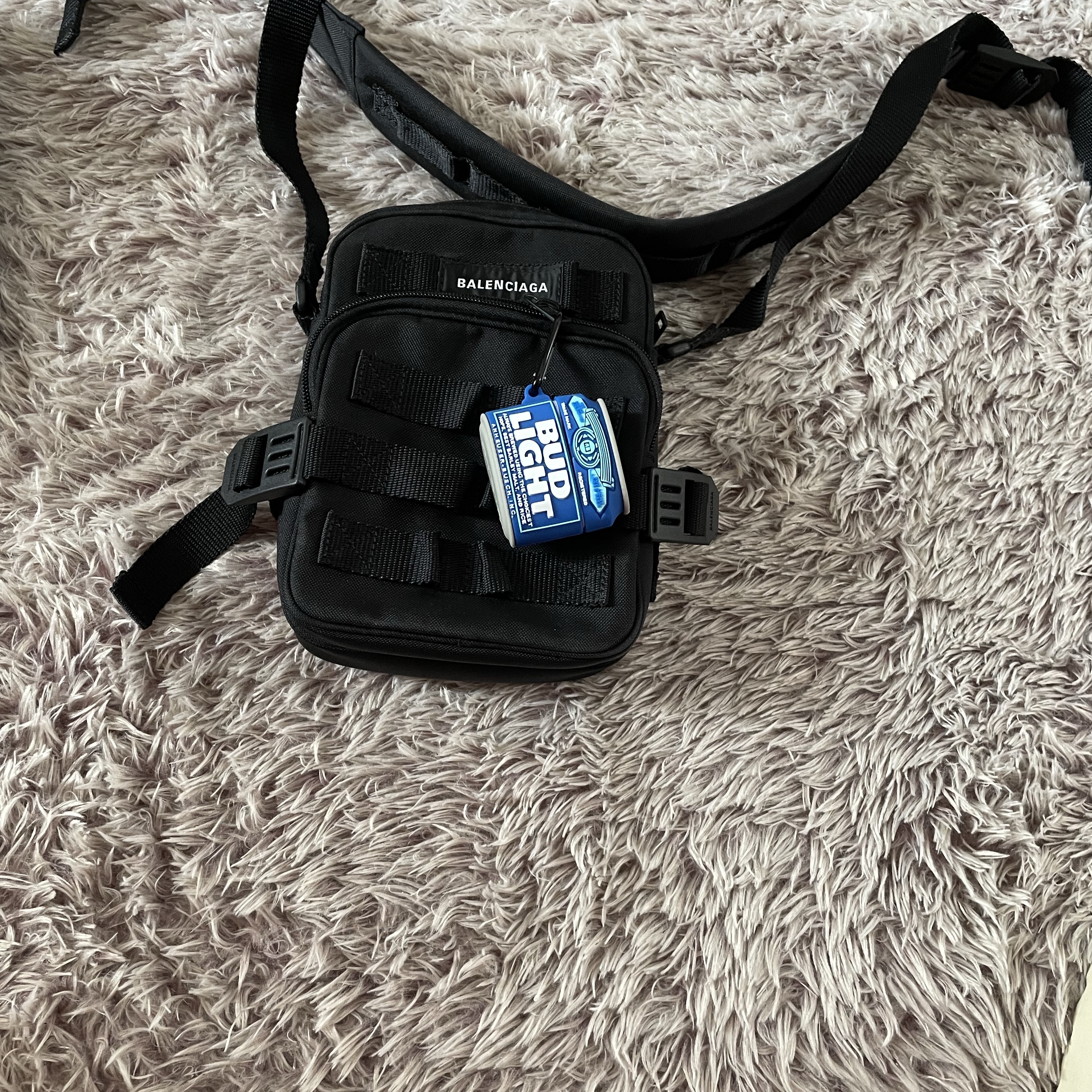 Balenciaga Army Crossbody Messenger Bag Black 착용 스타일