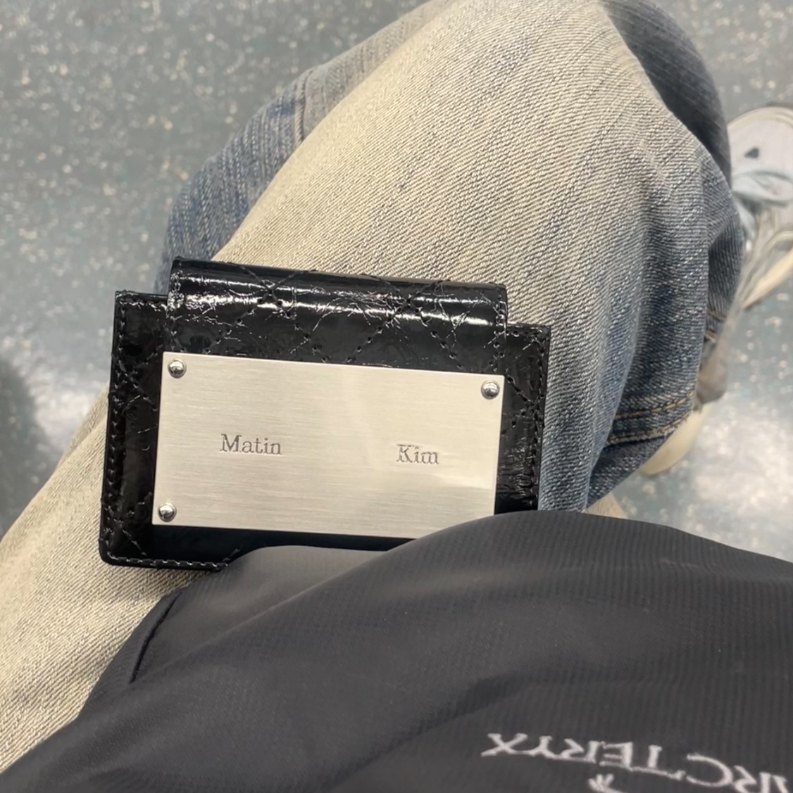 Matin Kim Quilting Accordion Wallet Black, Arc'teryx Index 15 Backpack Black 착용 스타일 - 1