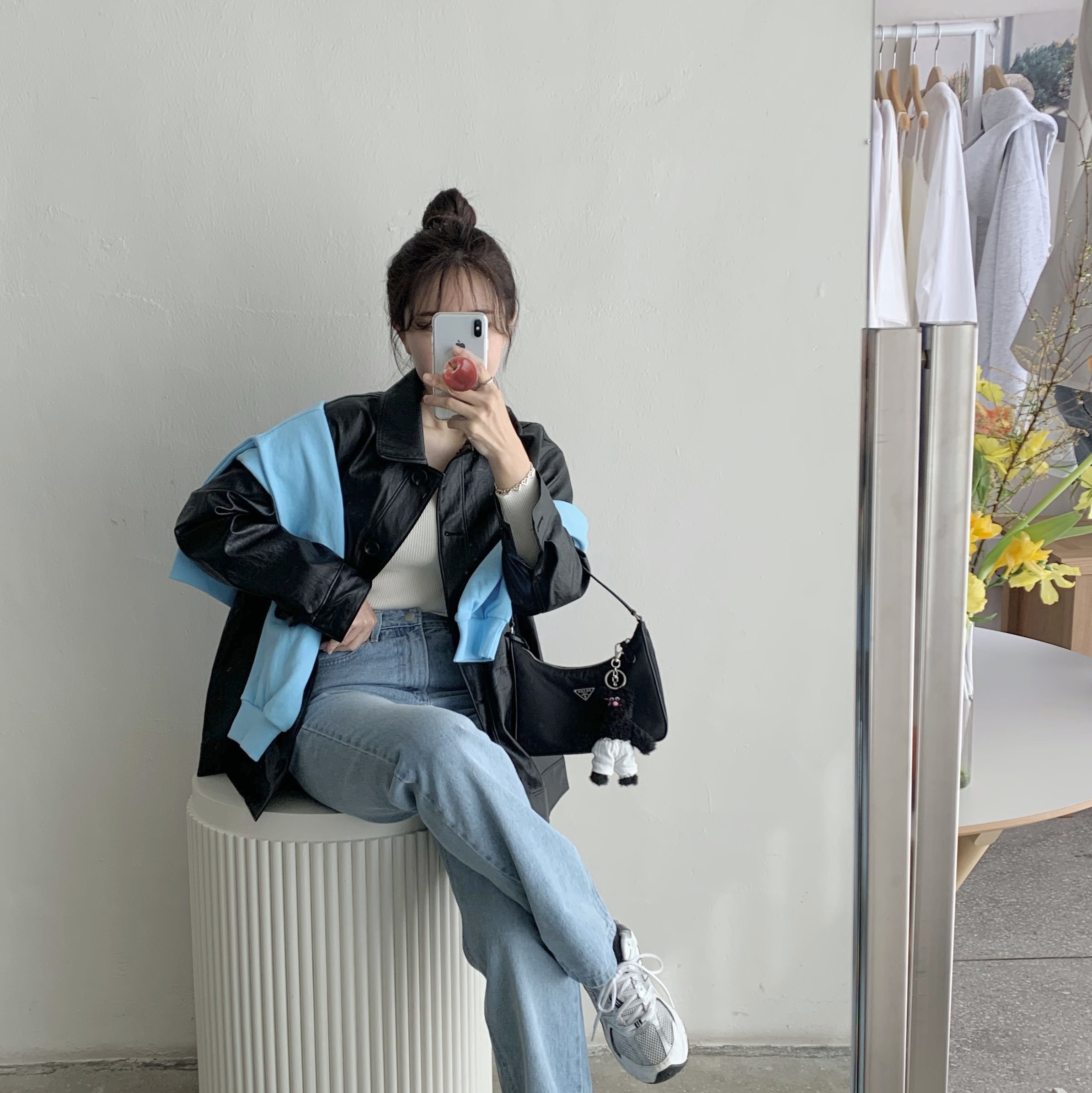 New Balance 530 White, Monamhee Beulpingi Keyring with White Pants Black 착용 스타일 - 1