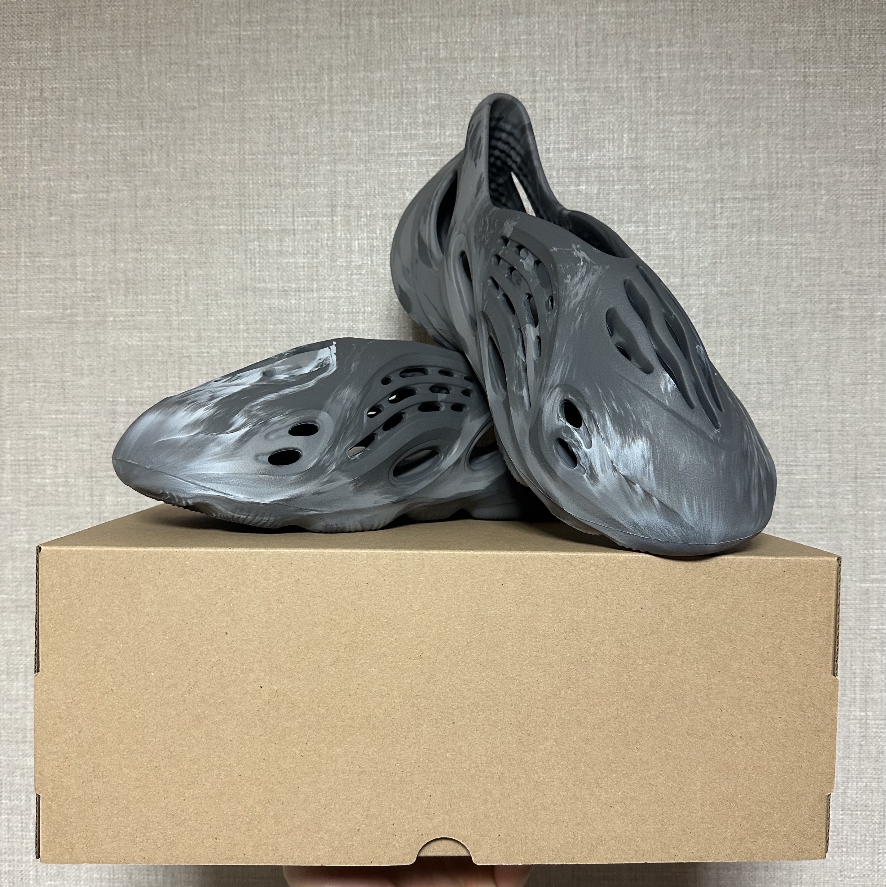 Adidas Yeezy Foam RNNR MX Granite 착용 스타일