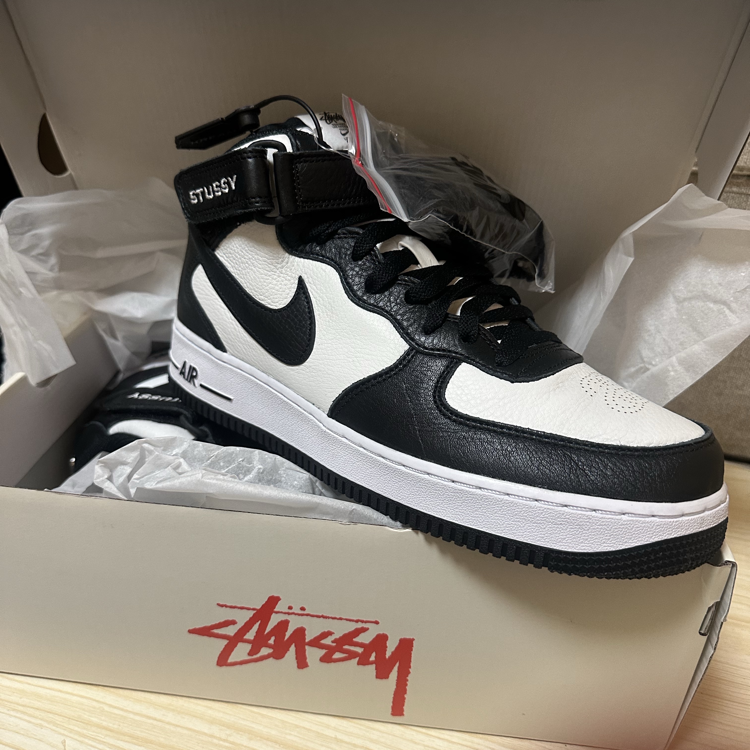 Nike x Stussy Air Force 1 '07 Mid SP Black and Light Bone 착용 스타일 - 1