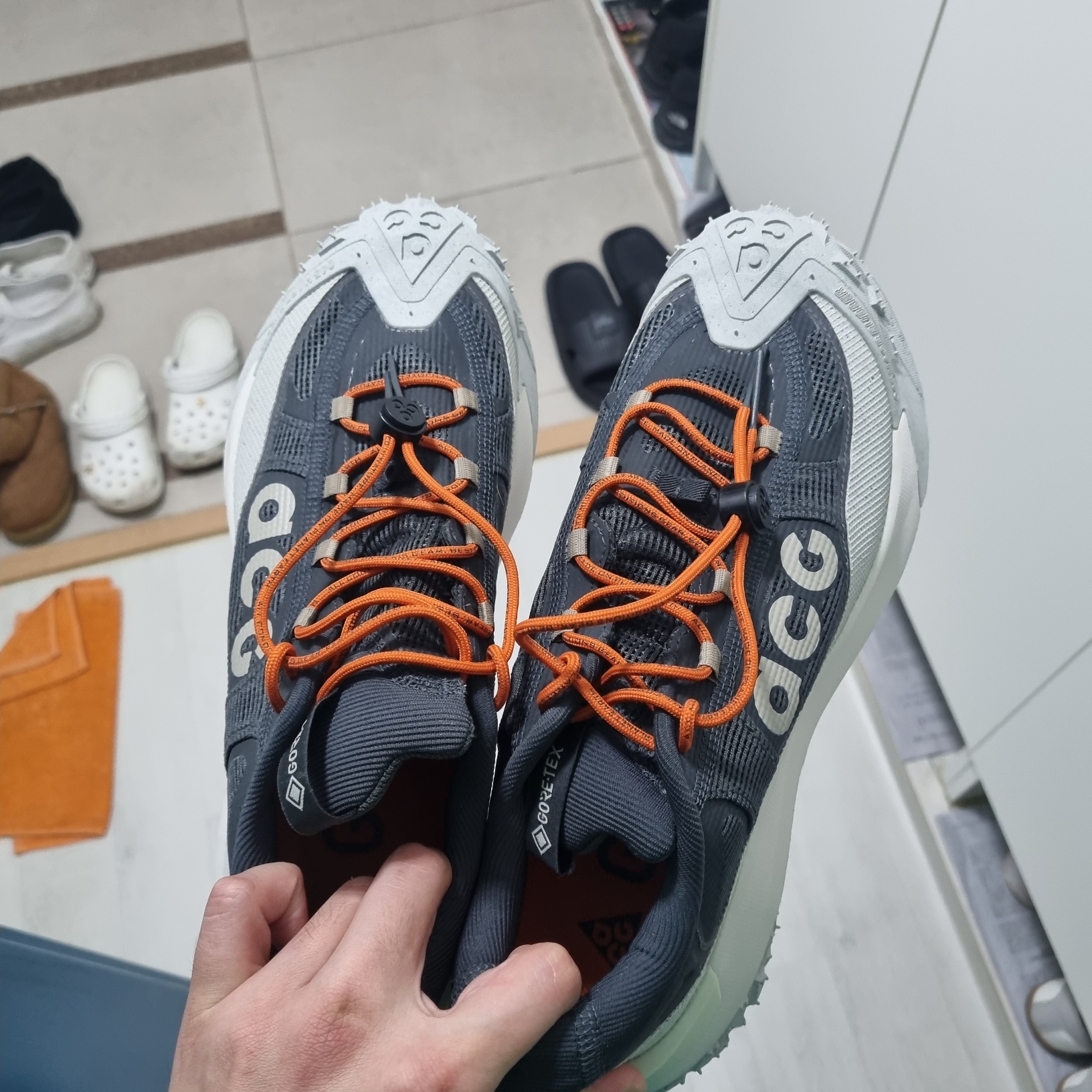 Nike ACG Mountain Fly Low Gore-Tex Dark Smoke Grey 착용 스타일
